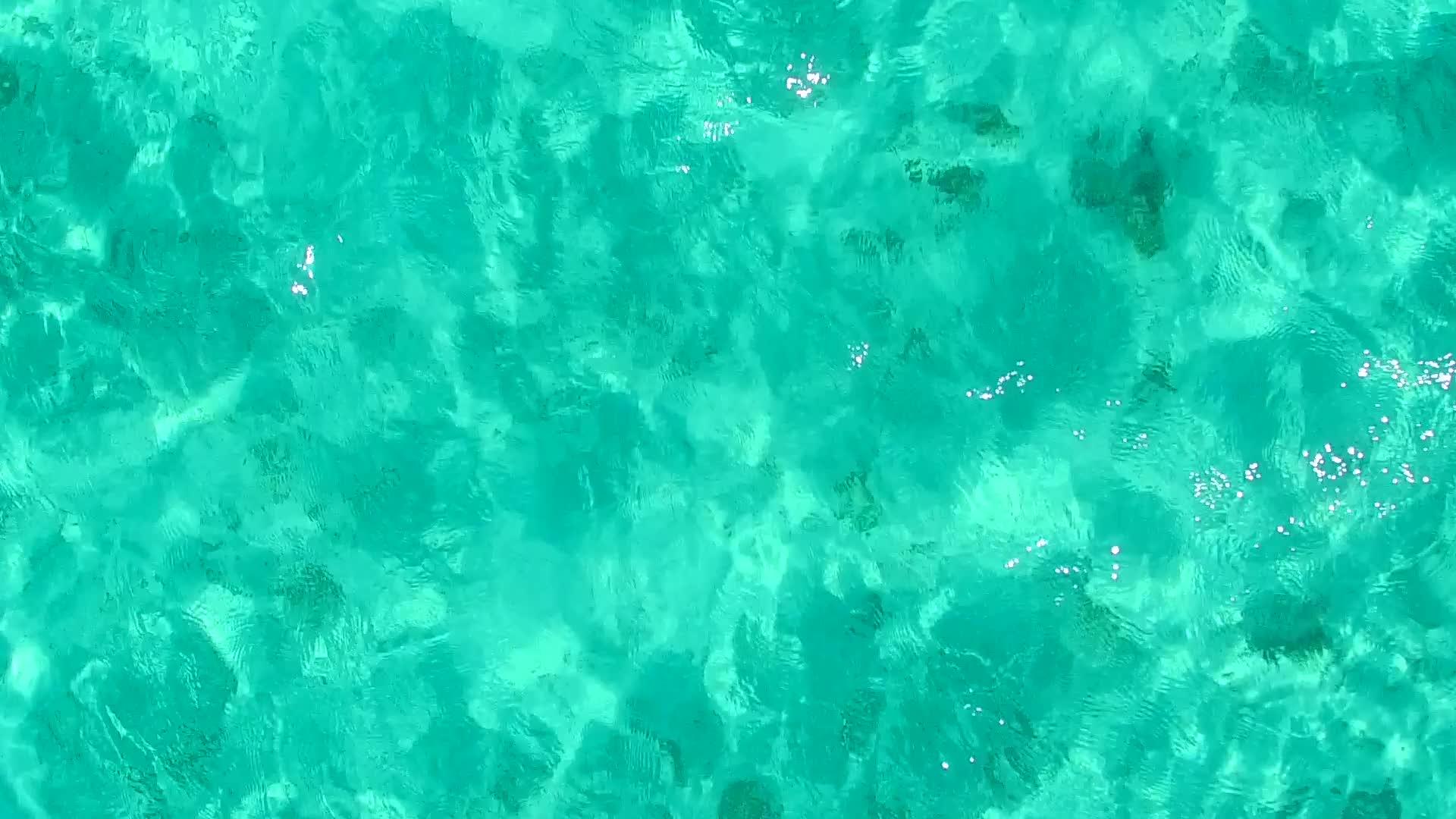 在透明泻湖和白沙的背景下热带旅游海滩之旅视频的预览图