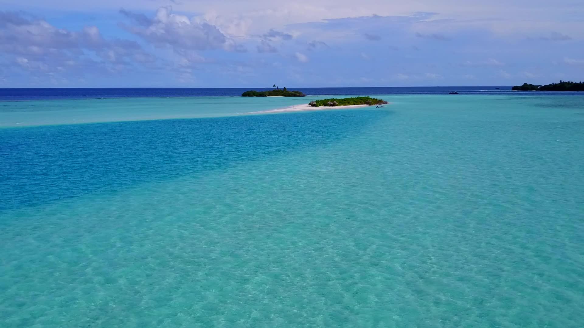 蓝色水和白色沙底背景的蓝色水用于缓冲沿海海滩的休息时间视频的预览图
