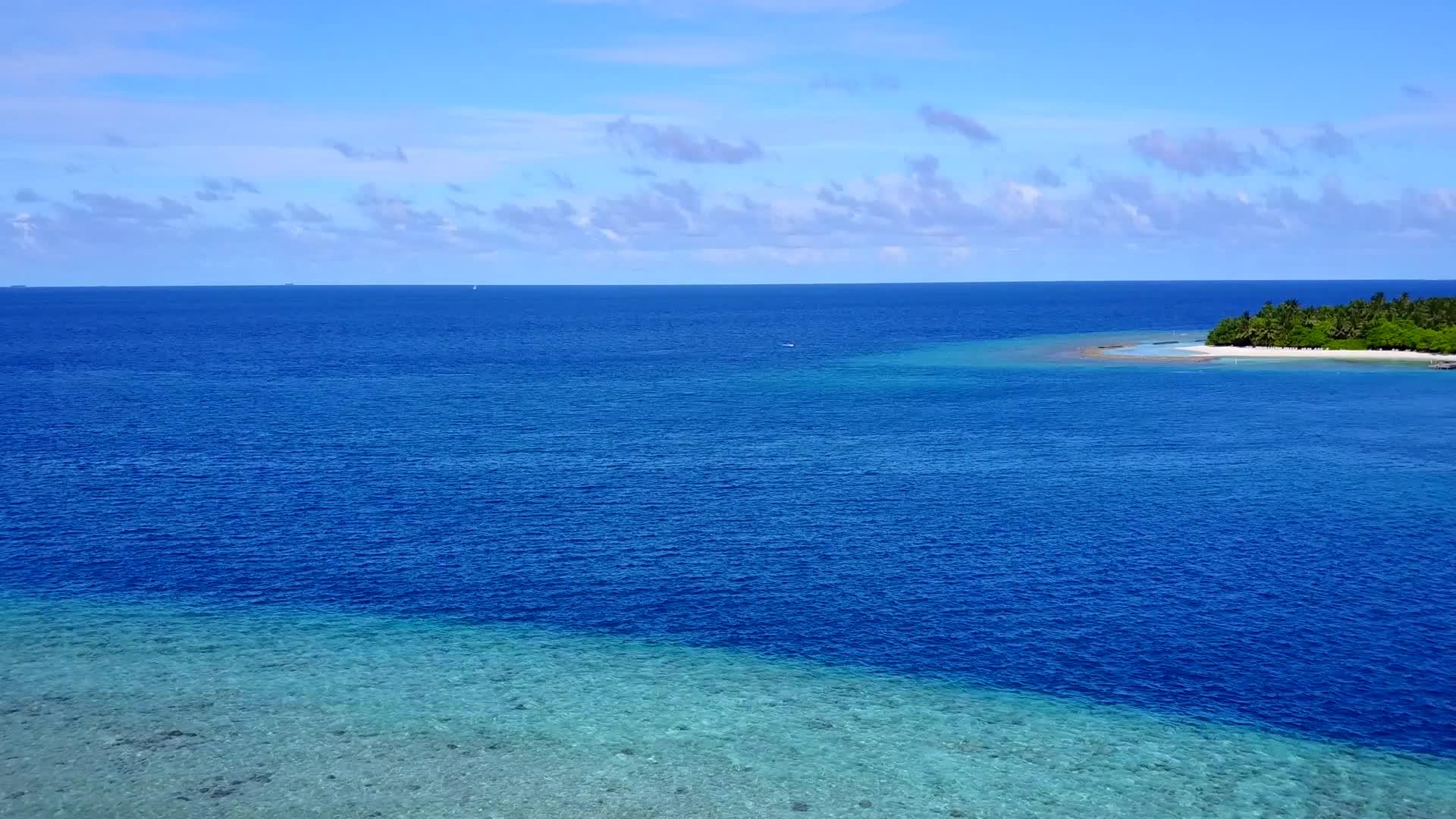 以蓝绿水和白沙为背景的豪华环礁湖海滩生活方式视频的预览图