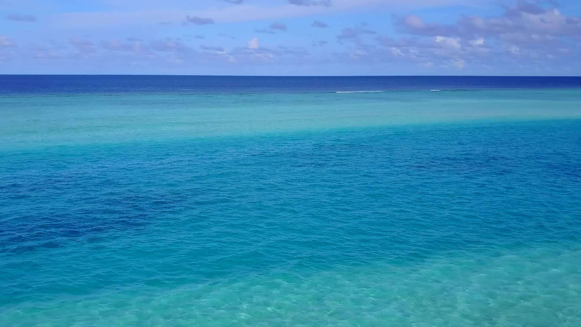 美丽的岛屿海滩以蓝色的水和白色的沙子为背景在空中观看全景视频的预览图