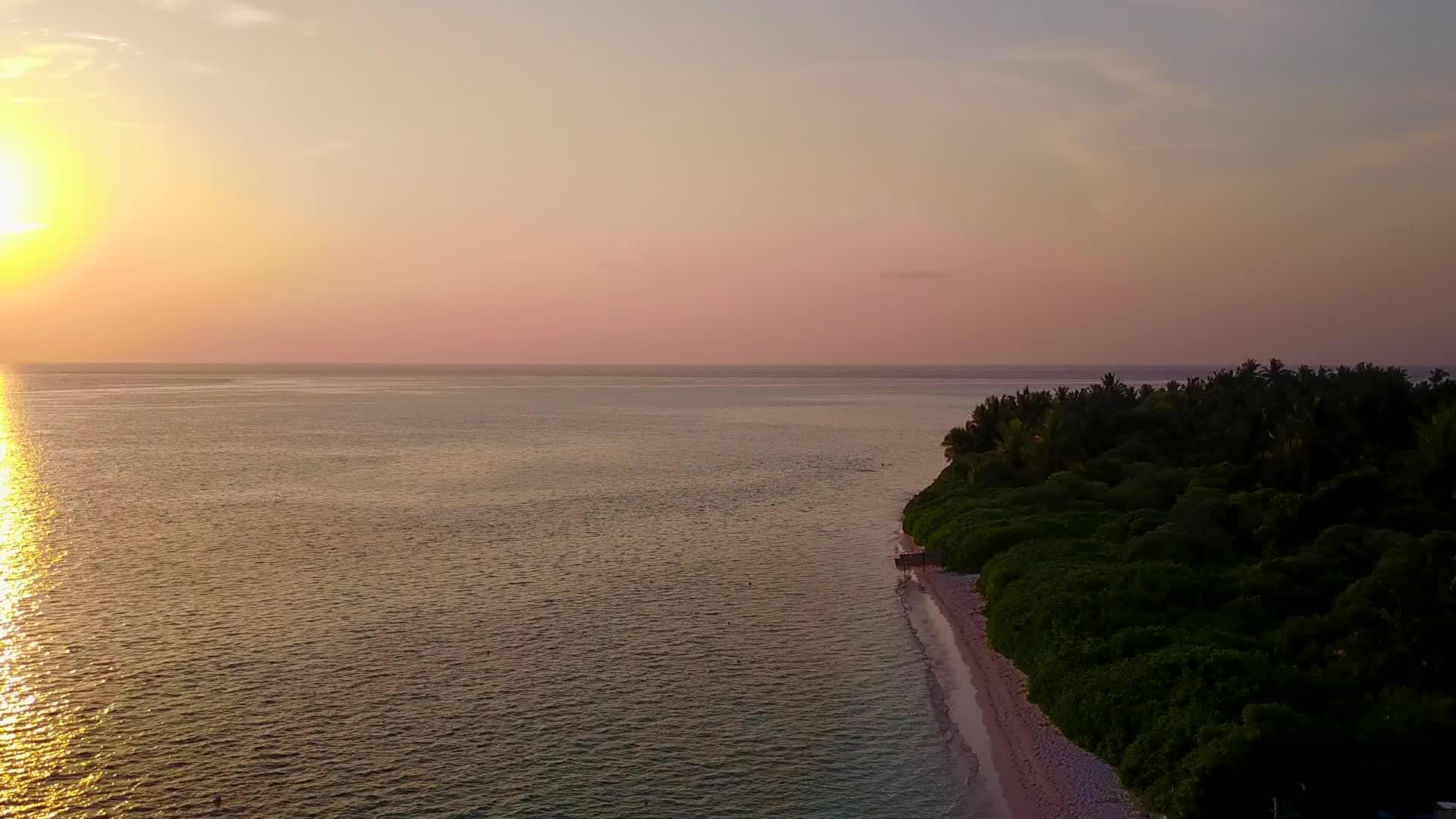 清晰的环礁湖和明亮的海滩背景为缓慢的海岸海滩假日提供了便利视频的预览图