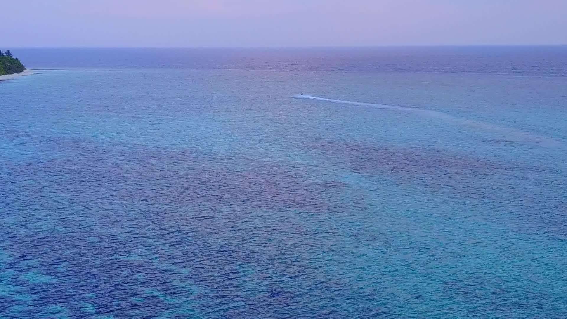 豪华度假胜地度假胜地海滩度假空中无人飞机天空海平面视频的预览图