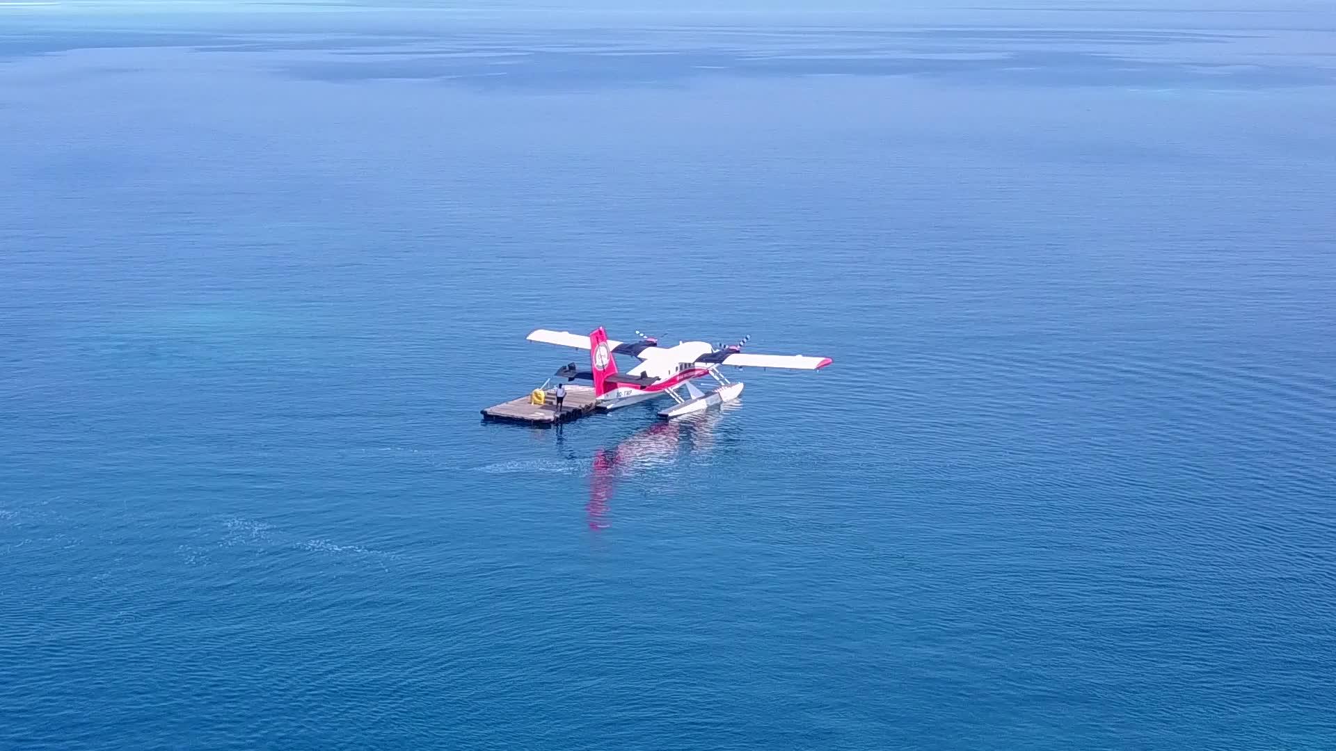 蓝色海洋和白色沙底蓝色海洋天堂度假胜地海滩时间在空中无人驾驶视频的预览图