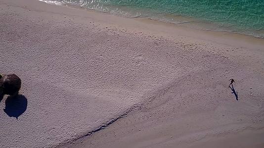 蓝色的绿色水平背景是蓝绿色的水和白色的沙子有一个安静的岛屿海滩视频的预览图