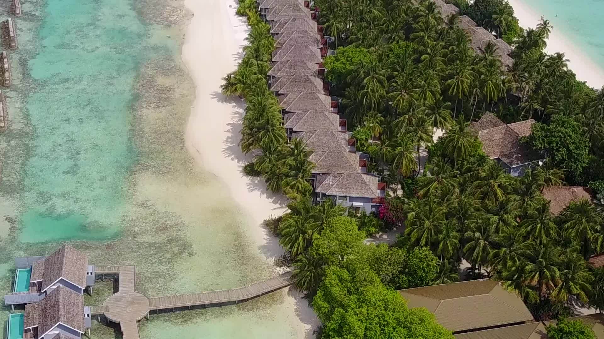 蓝色环礁无人驾驶飞机放松蓝色环礁背景下的白色沙子视频的预览图