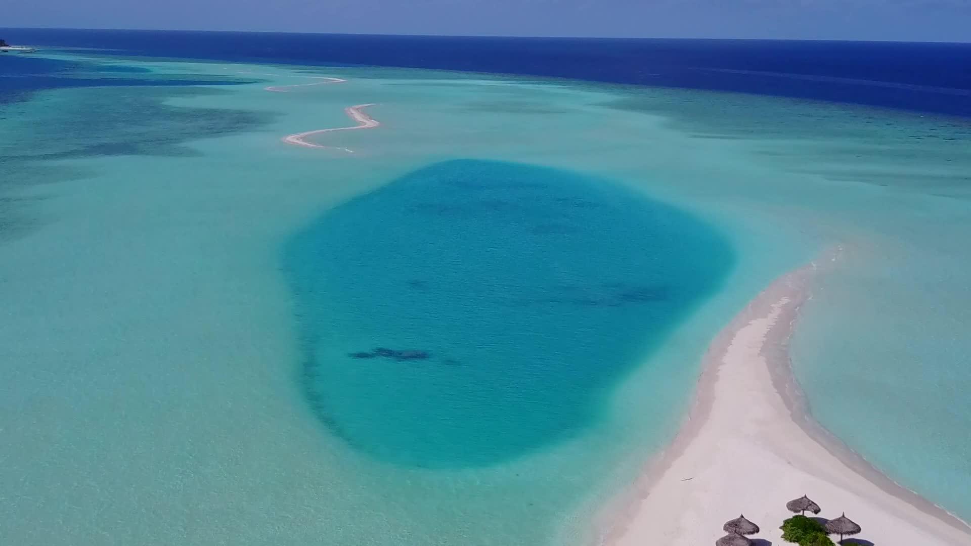 无人驾驶飞机利用蓝绿色海洋和白色沙底蓝海放松旅游海滩时间视频的预览图