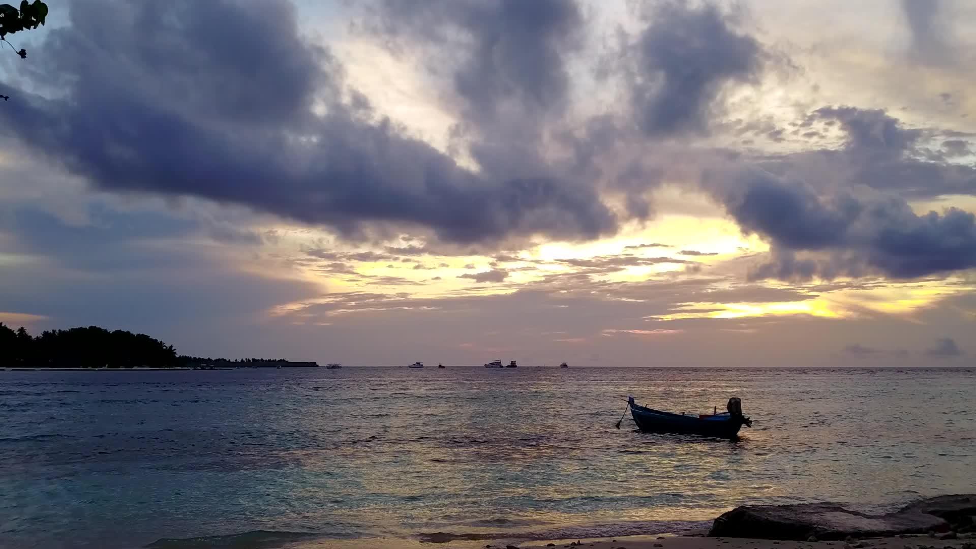 热带海上观察以蓝海和白沙的背景打破海滩视频的预览图