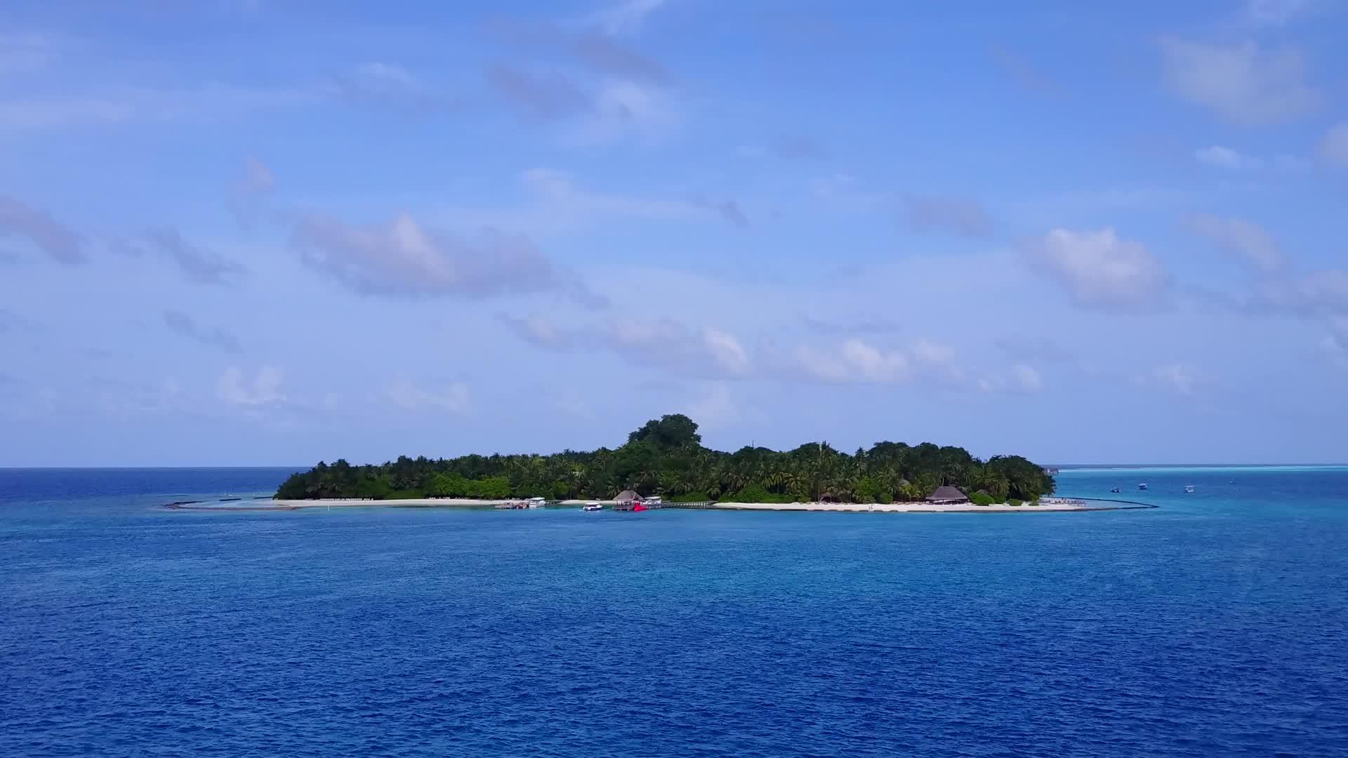 在蓝色环礁和白色环礁的背景下航行的休息海湾海滩视频的预览图