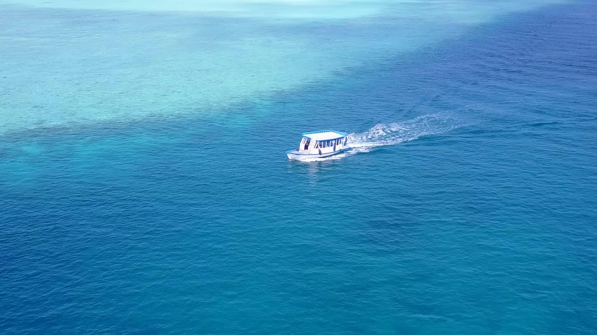 通过透明的白色海滩热带岛屿海滩海面的空中观景视频的预览图