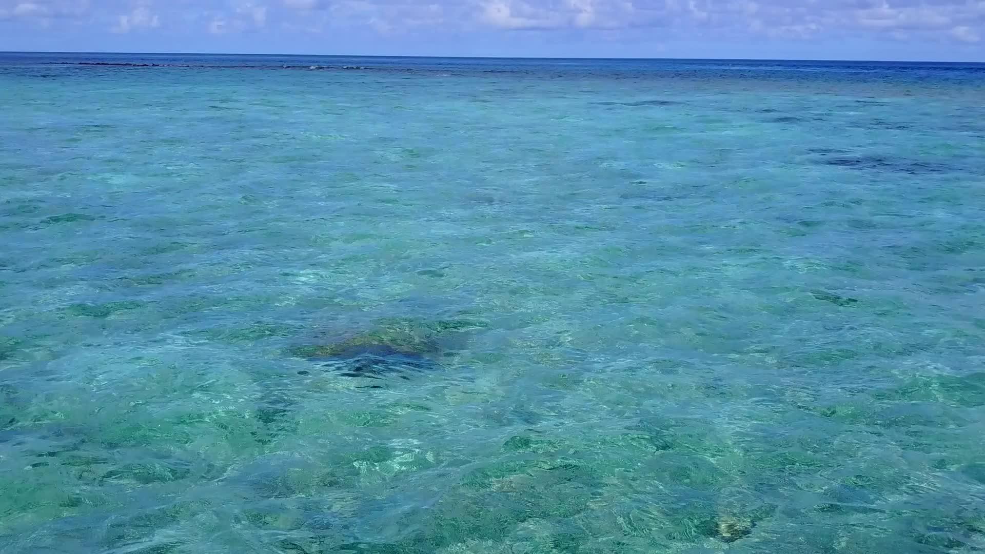 美丽的海湾海滩时间空中旅行从蓝海和白色沙底蓝海视频的预览图