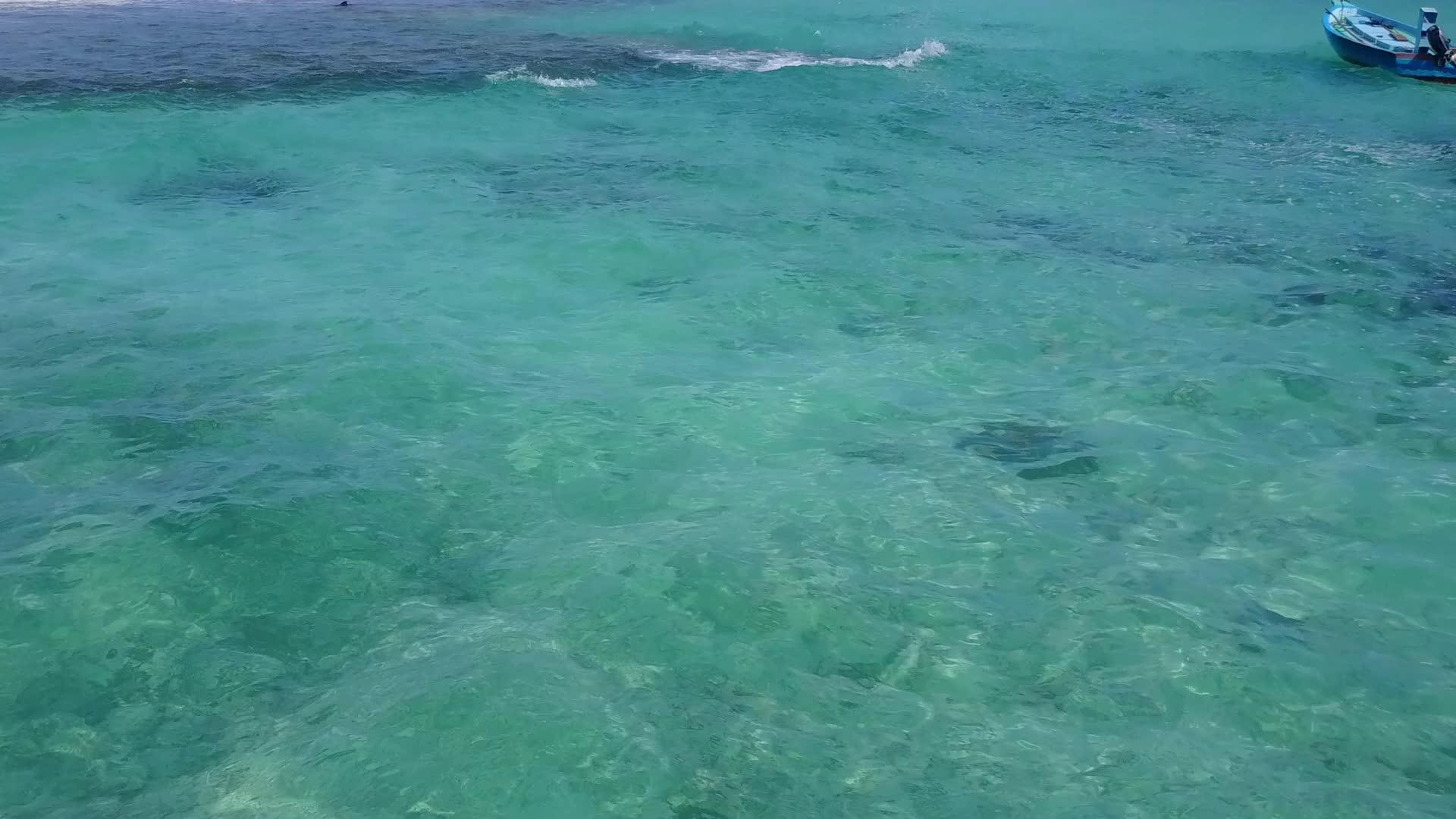 以蓝环礁湖和白沙为背景的环礁海滩假日空中旅行视频的预览图