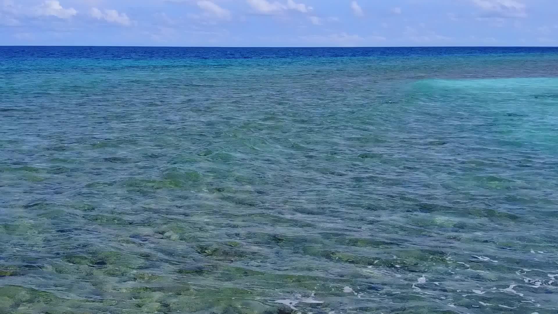 热带海岸海滩探险无人机景观在蓝绿色海洋和干净的沙质背景下视频的预览图
