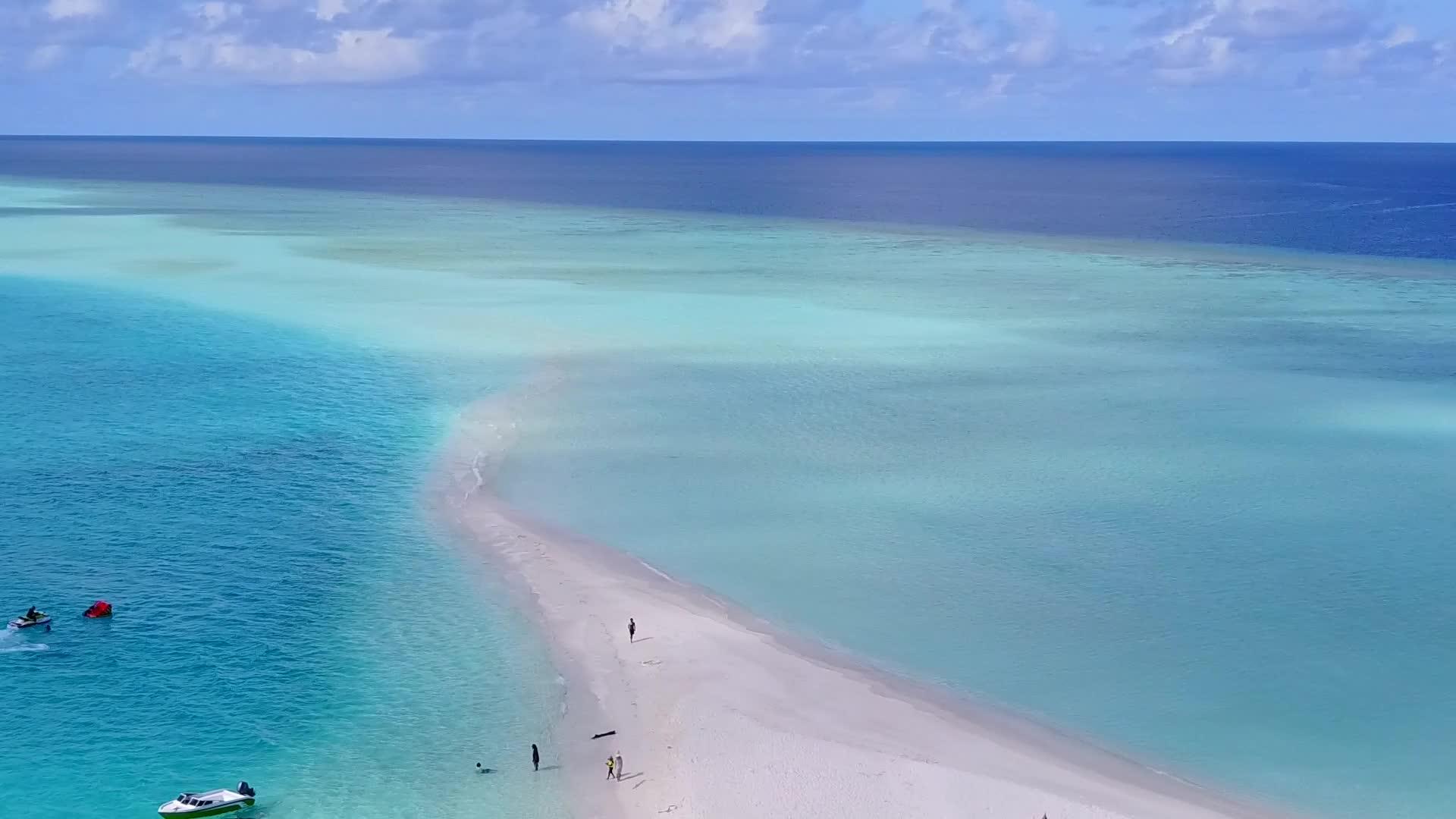白沙背景蓝海宁静海滩之旅视频的预览图