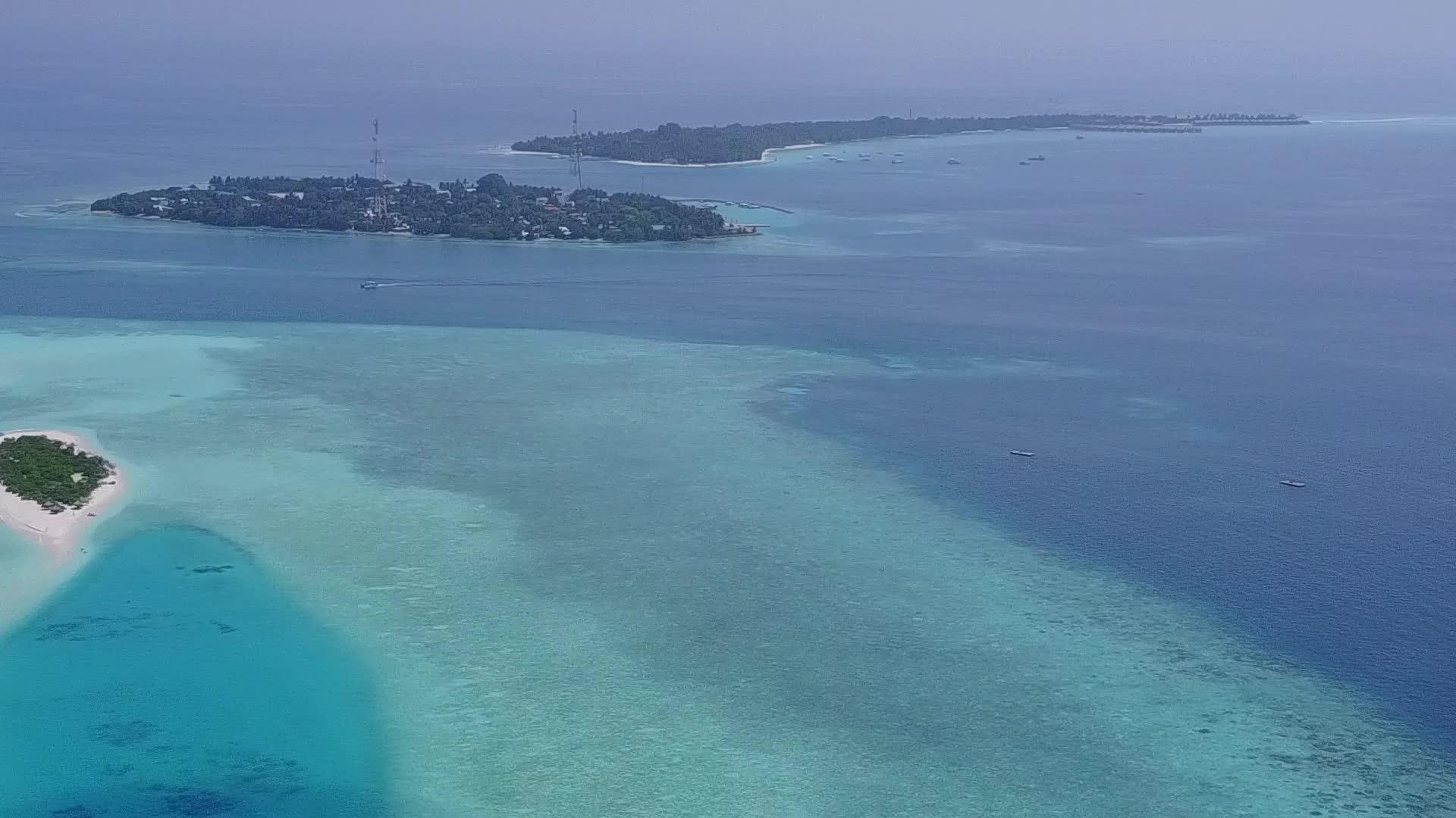 蓝色环礁在豪华海湾海滩野生海滩上使用清洁的蓝色环礁视频的预览图
