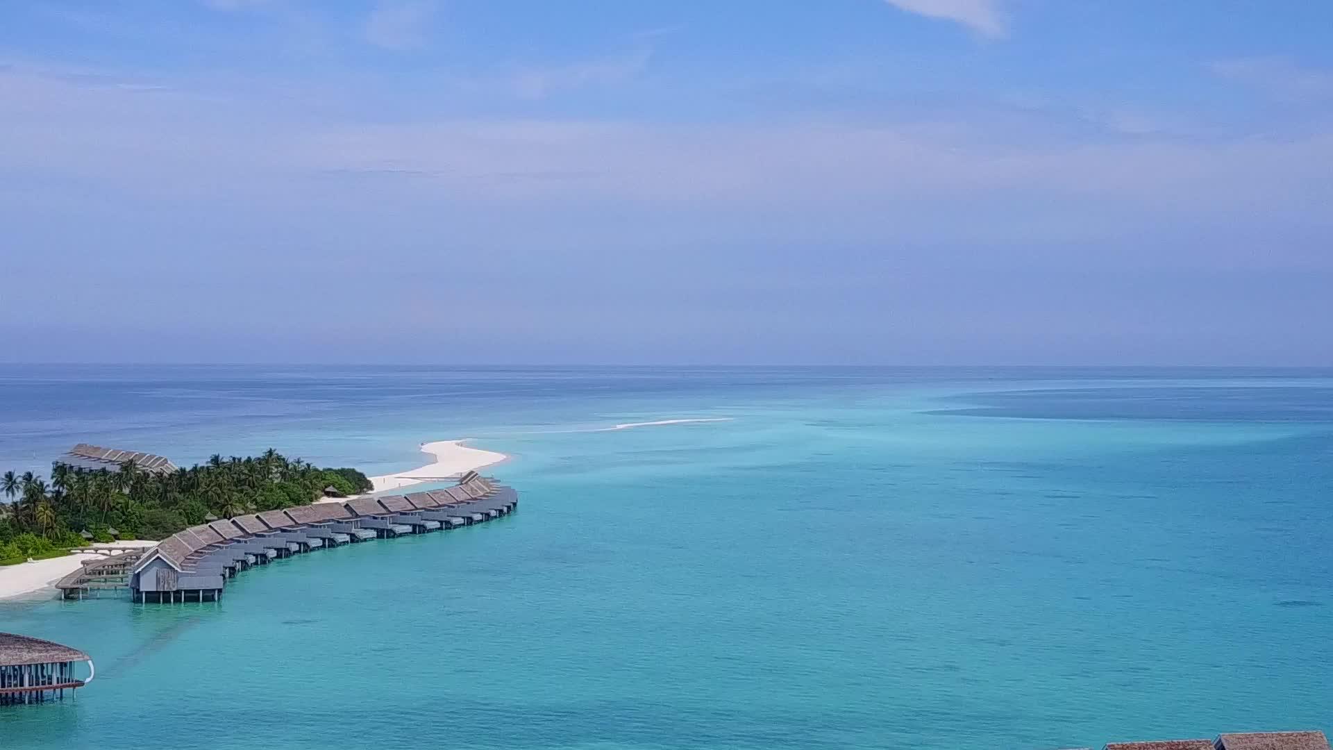 蓝海白沙背景田园诗般的海岛海滩之旅视频的预览图
