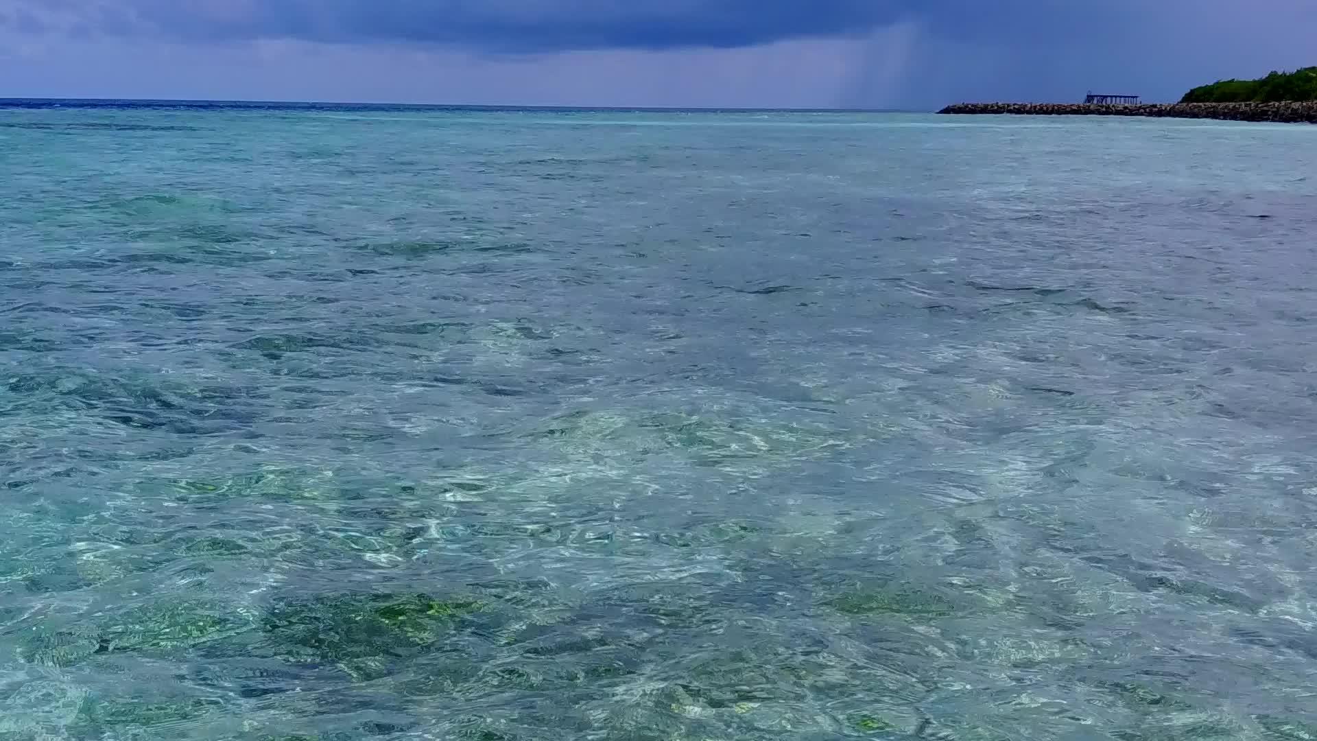 白沙背景蓝绿海豪华海岸海滩时间无人机天空视频的预览图