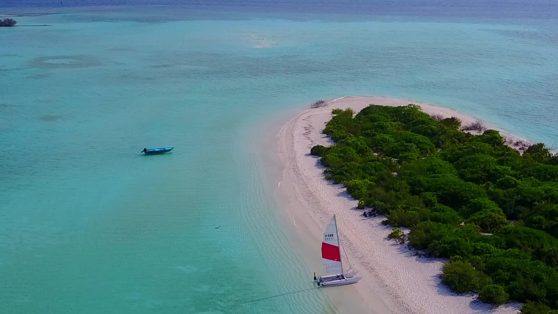空中旅游以蓝海和白沙沙为背景放松海岸海滩假日视频的预览图