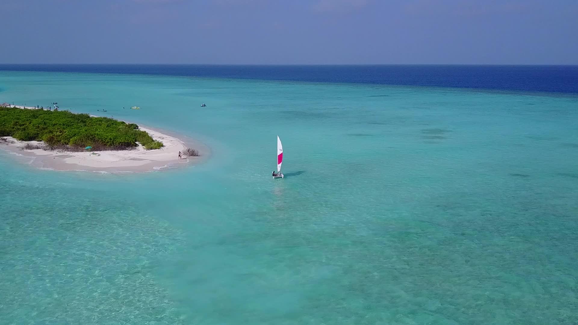 白色海滩背景的水蓝色海洋在美丽的海岸海滩时间的空中无人机视频的预览图