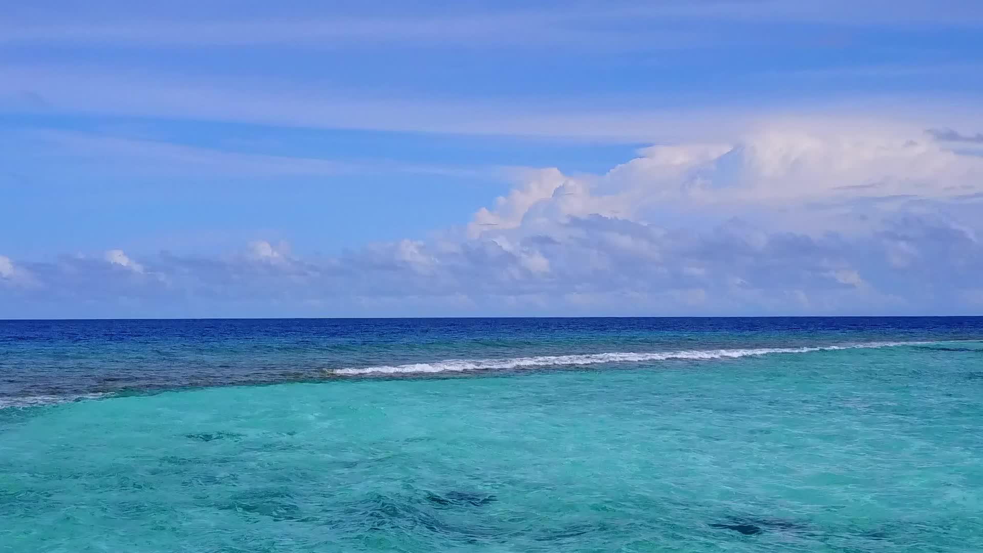 海底蓝海和白沙的海滩生活方式视频的预览图