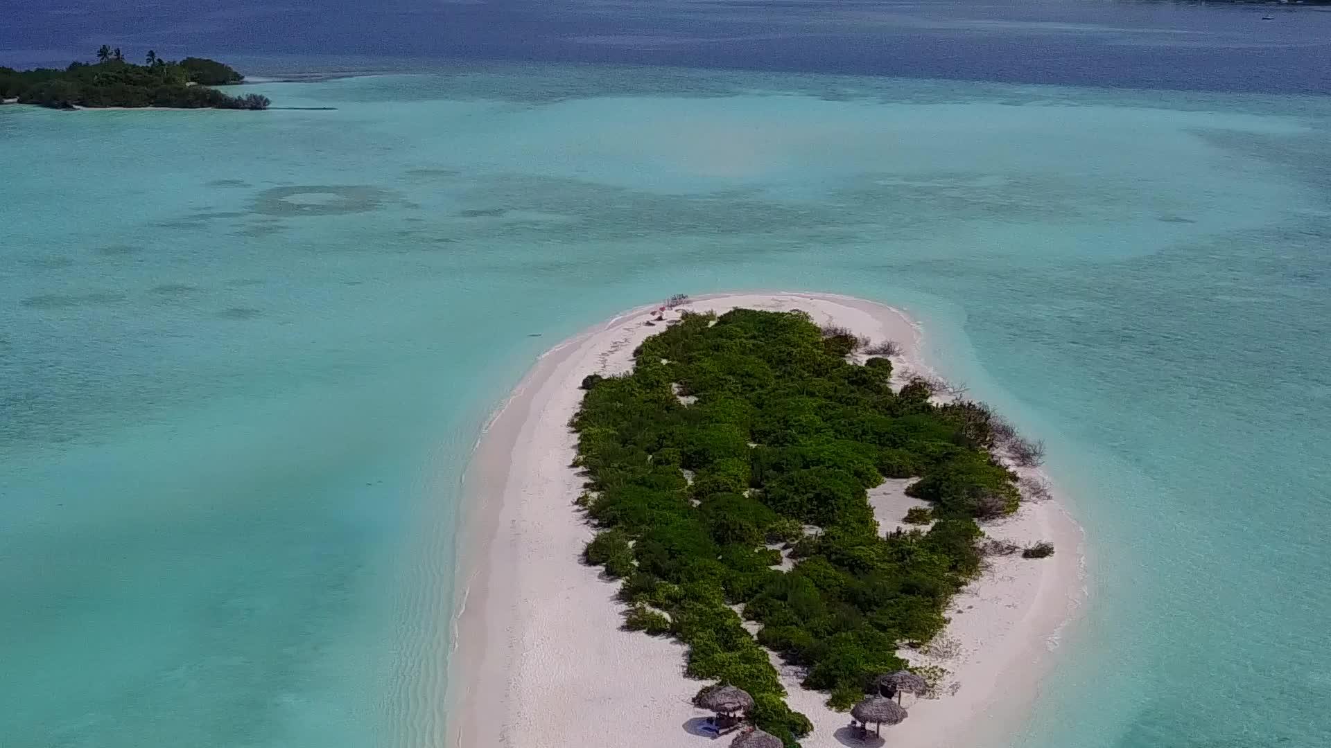 在蓝海和白沙的背景下海洋海滩度假的无人机性质视频的预览图