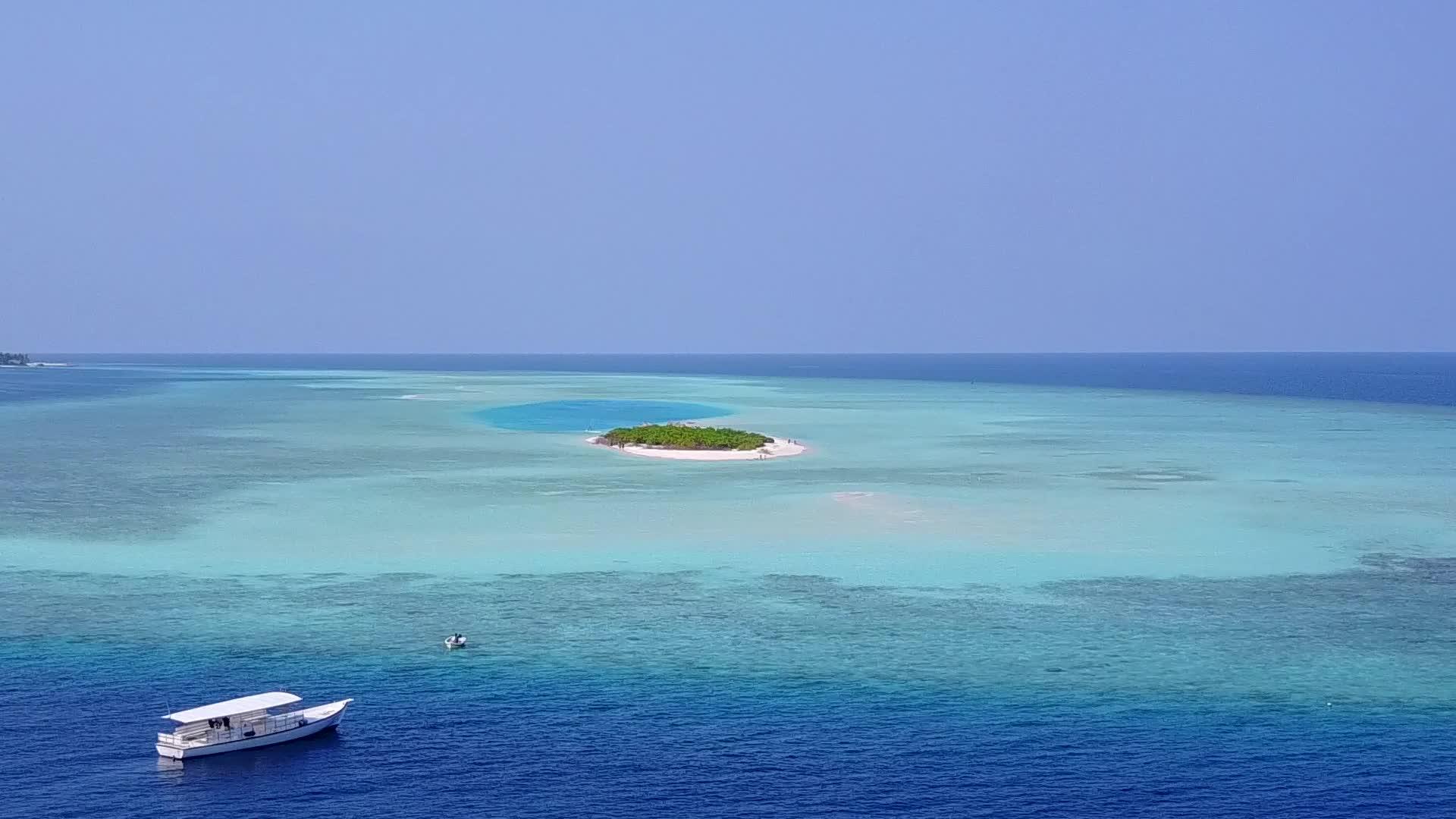 宁静的海滩野生色的沙蓝海和白沙的背景宁静的海景视频的预览图