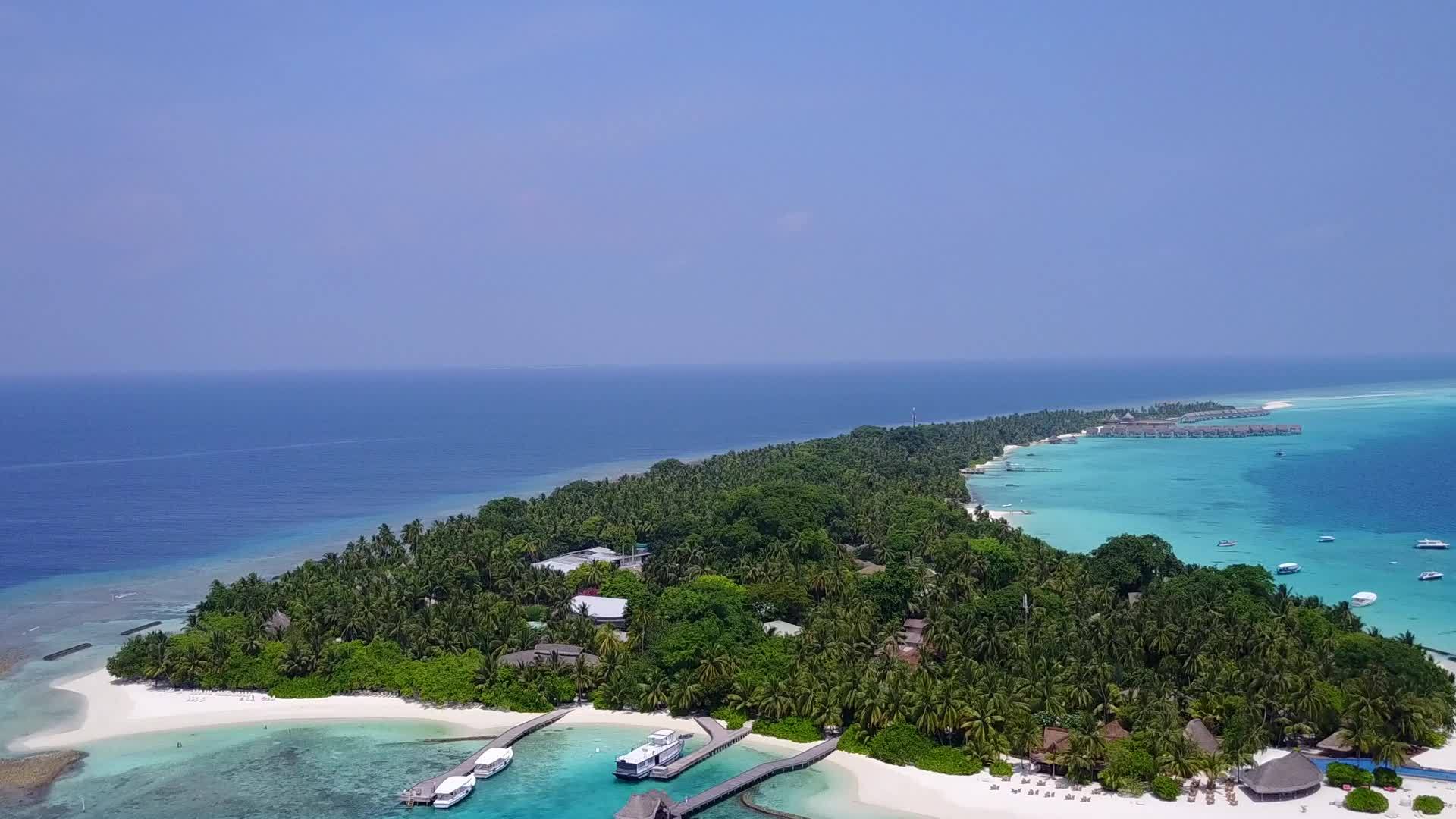 豪华度假胜地海滩冒险海洋和白色沙尘背景视频的预览图