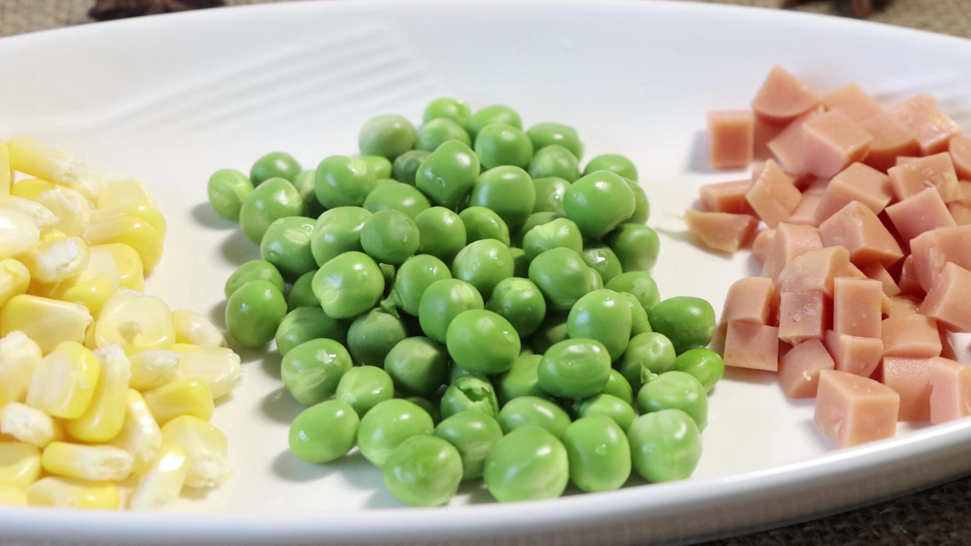 4K家常菜豌豆玉米炒火腿健康膳食视频的预览图