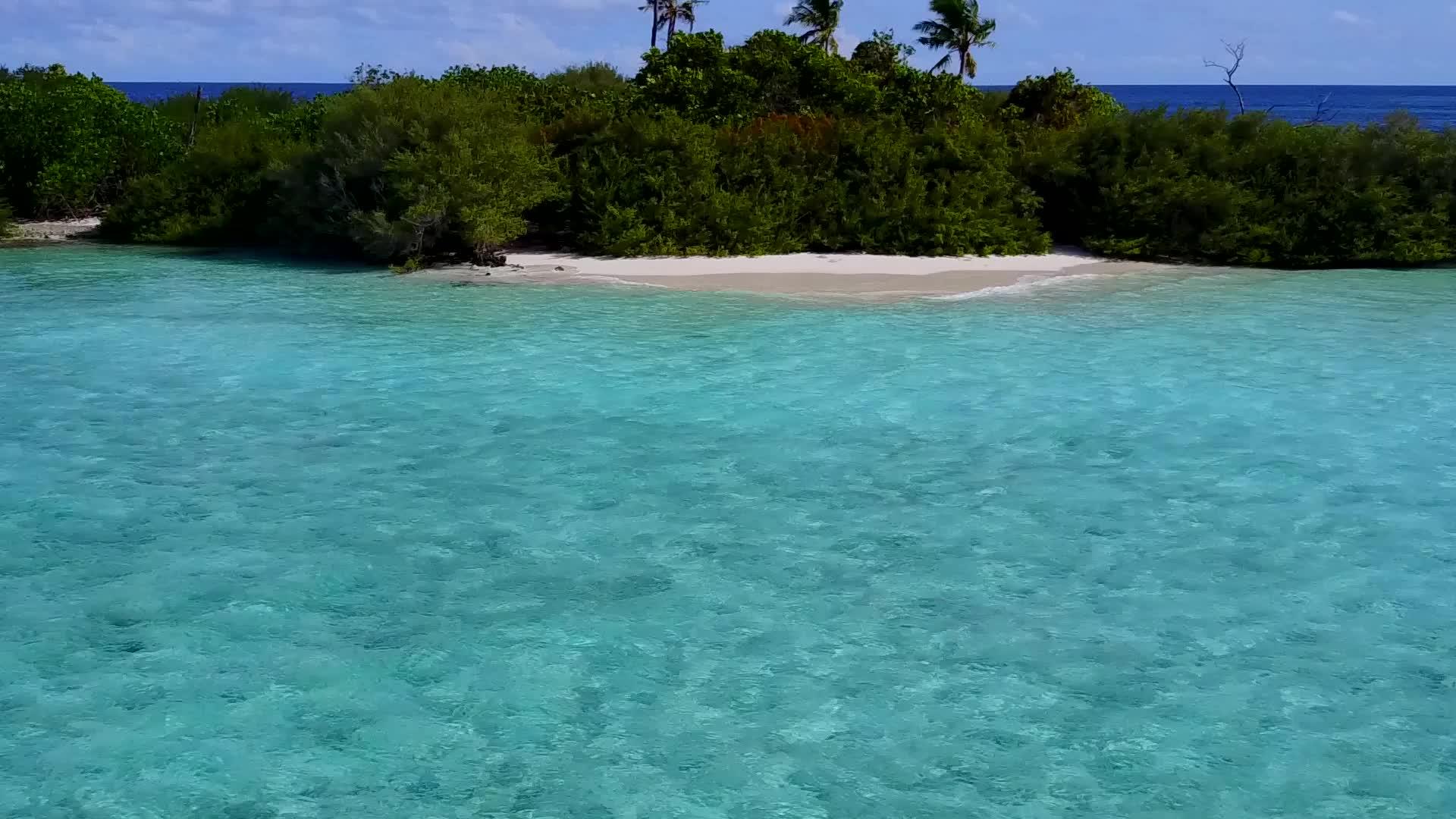 热带度假胜地海滩探索蓝环礁湖和白色海滩背景的空气视频的预览图