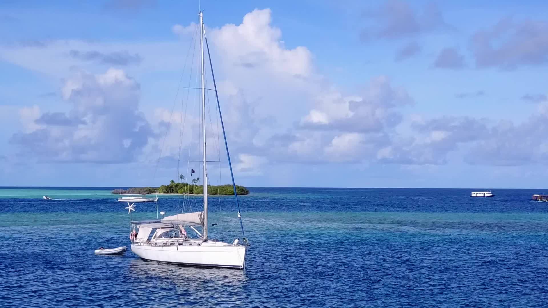 美丽的岛屿海滩生活方式采用蓝水和白色沙滩的背景视频的预览图