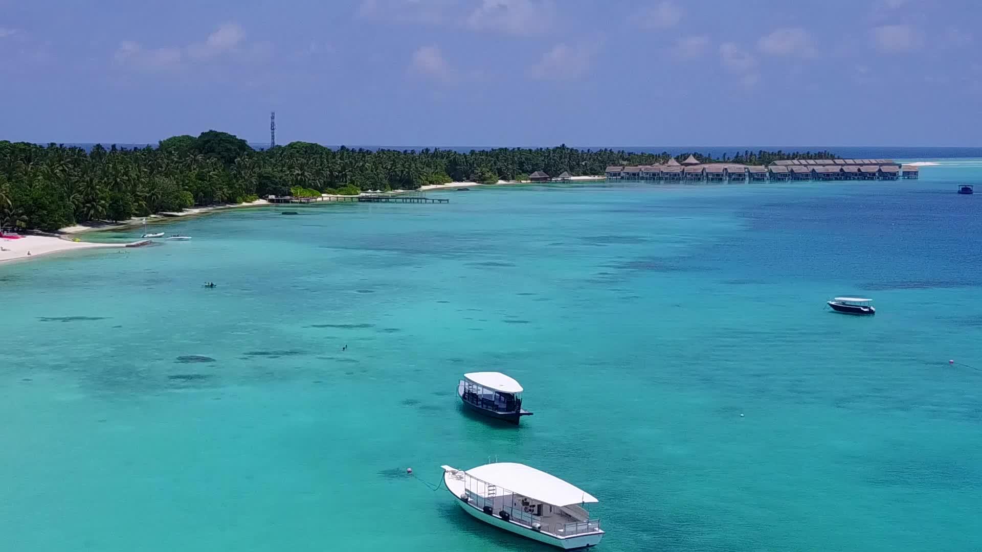 白沙底蓝绿环礁湖长边环礁湖海滩观景图案视频的预览图