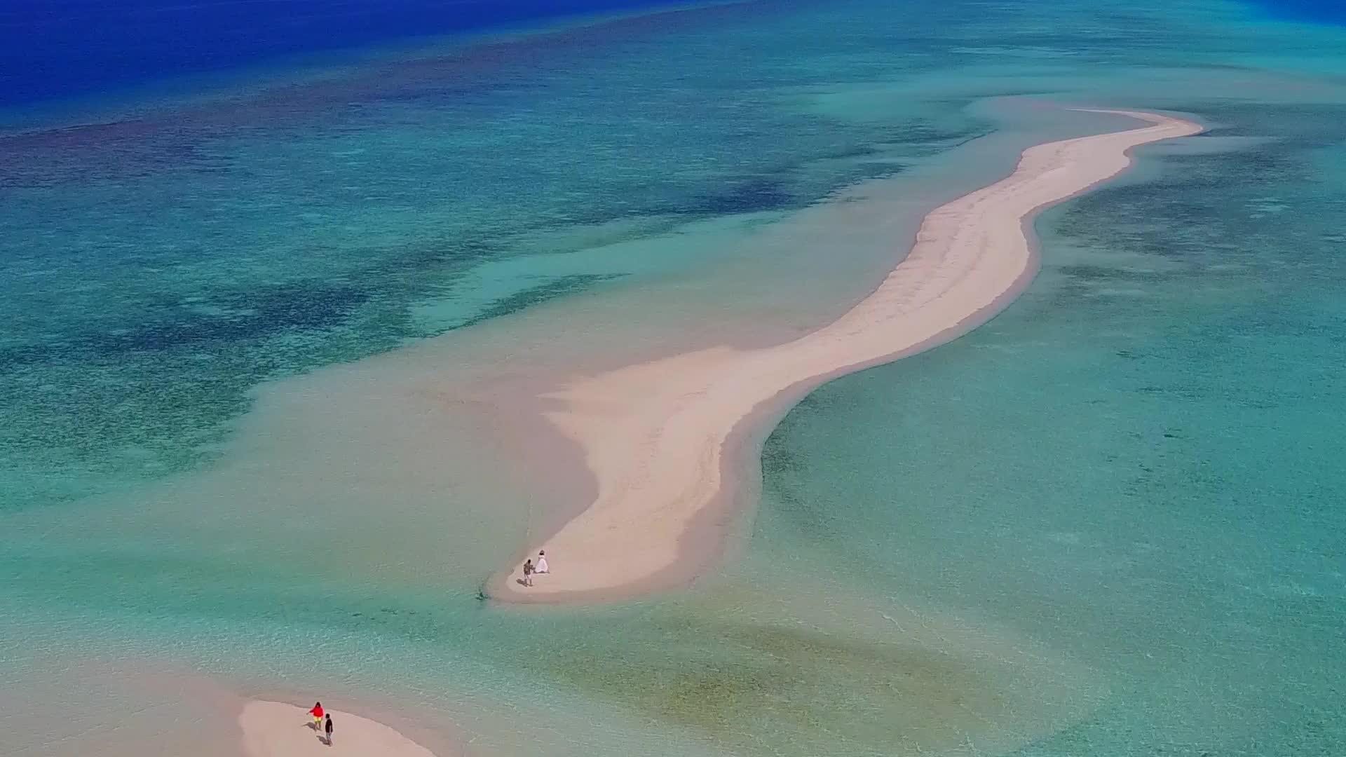 田园诗般的泻湖海滩之旅空中无人机清澈的水和白色的海景视频的预览图