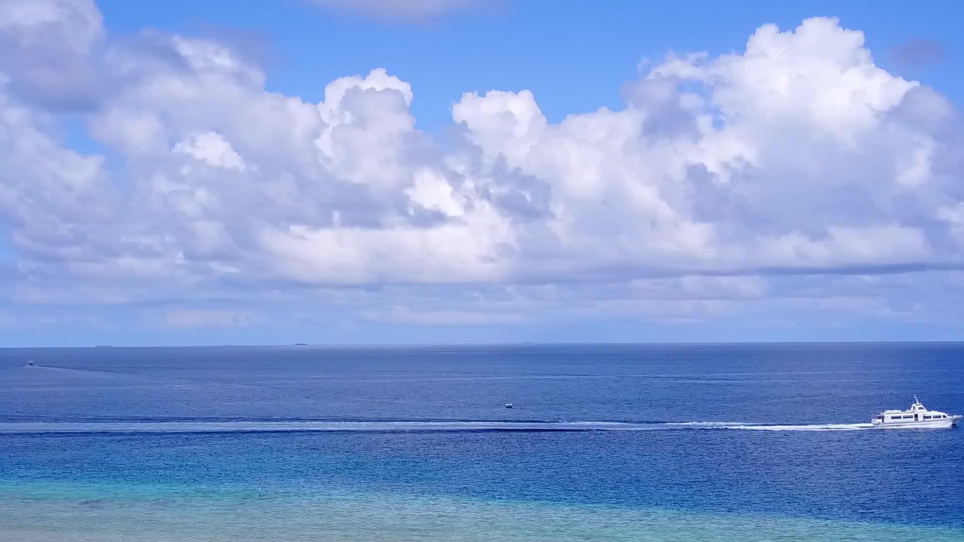 海洋泻湖海滩度假的无人机空中景观清澈的海水干净的沙子视频的预览图