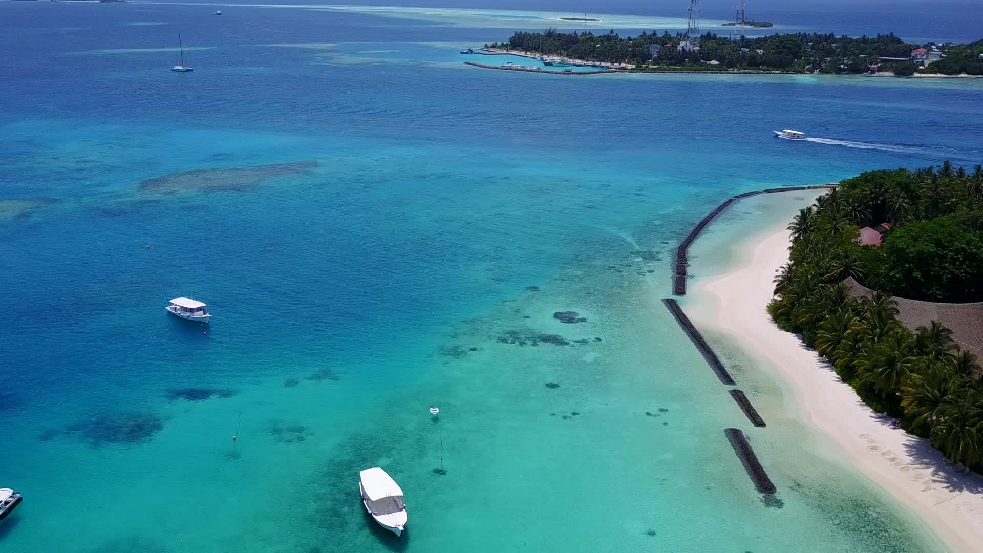 热带岛屿海滩海滩的背景下热带岛屿海滩背景在空中无人驾驶视频的预览图