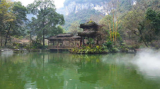 4K中国风古风池塘雨庭连廊人间仙境视频的预览图