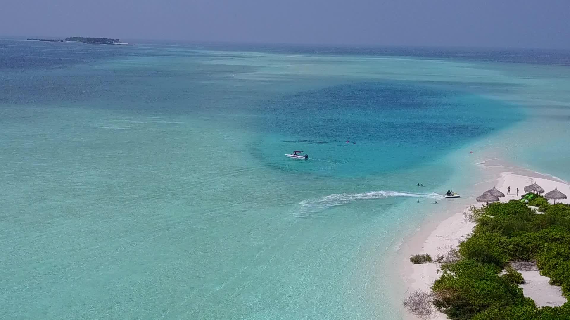 以蓝海和白沙为背景的蓝海为例平静地旅行海滩生活方式视频的预览图