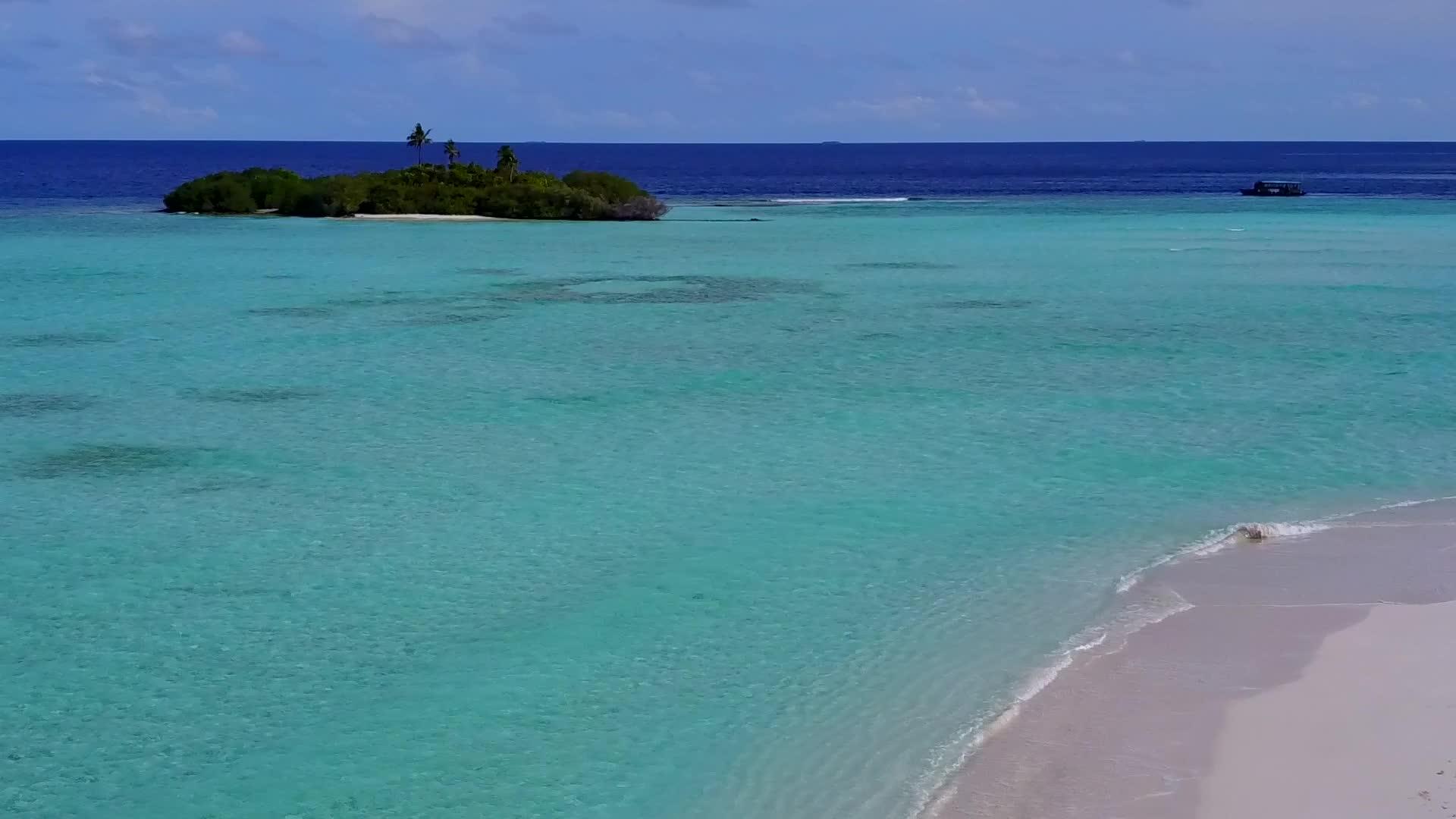 以白色沙滩为背景的透明海路出海天堂岛海滩的天空视频的预览图