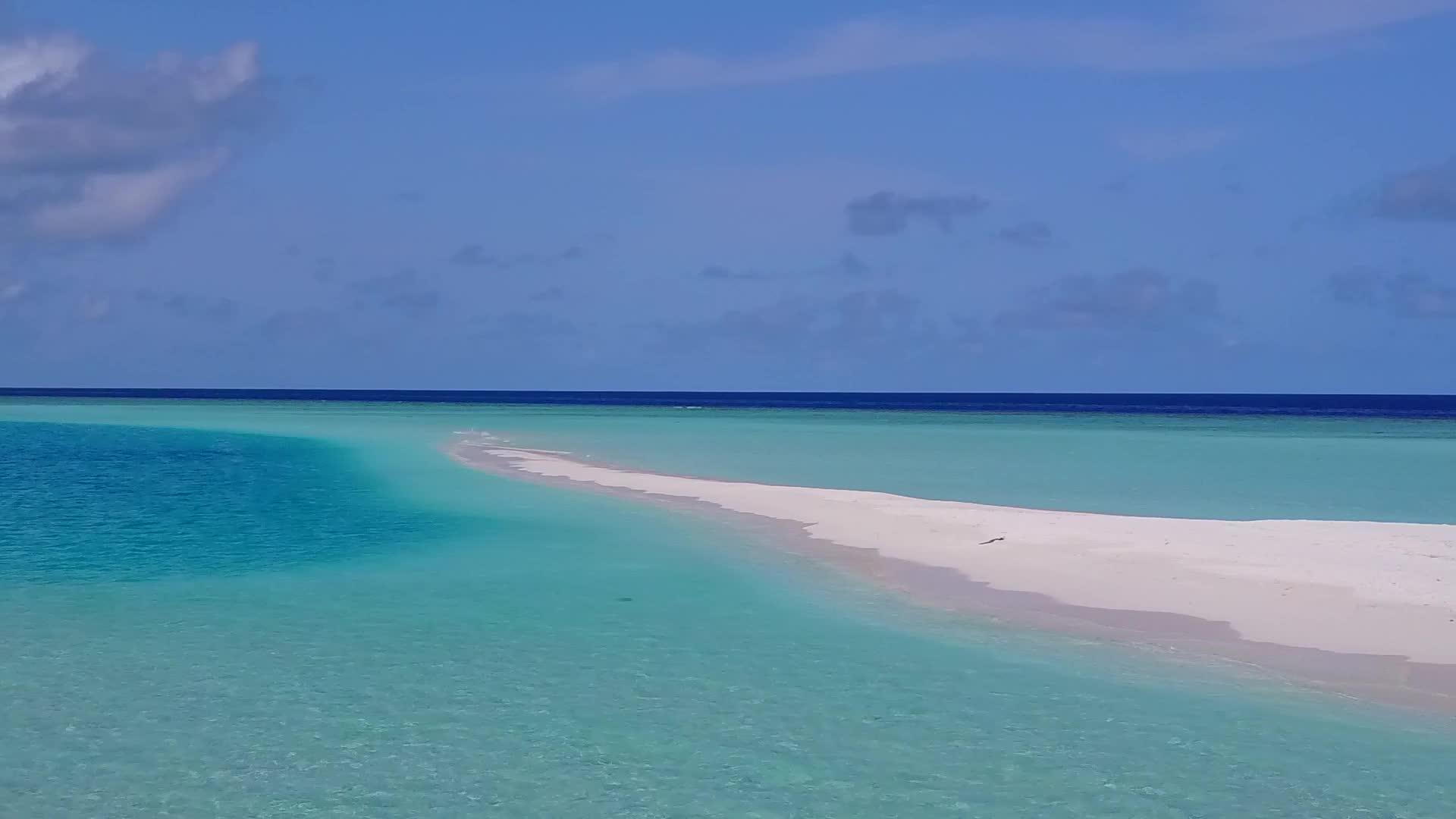 以清洁海滩为背景的清海岸航行抽象地看奇怪的海滩海滩视频的预览图