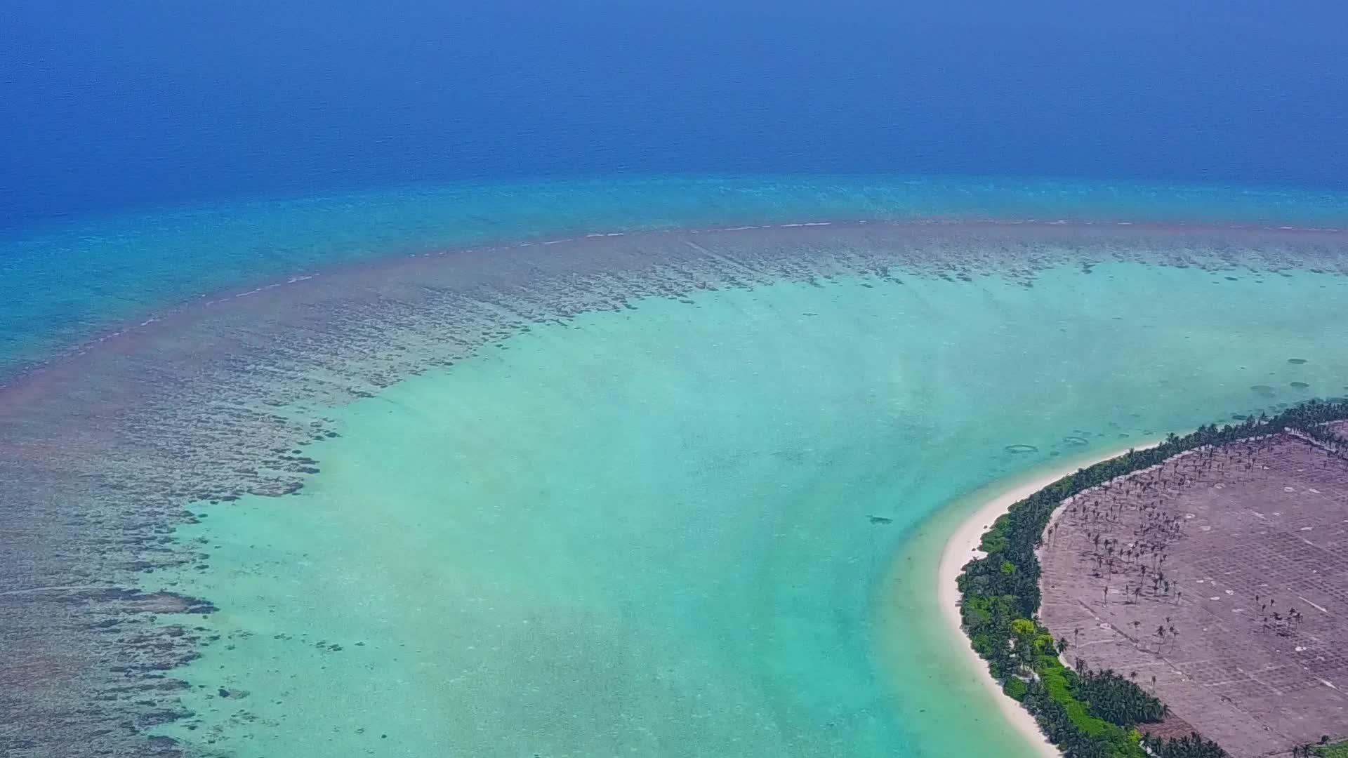 白沙背景蓝色泻湖完美海湾海滩度假空中海景视频的预览图
