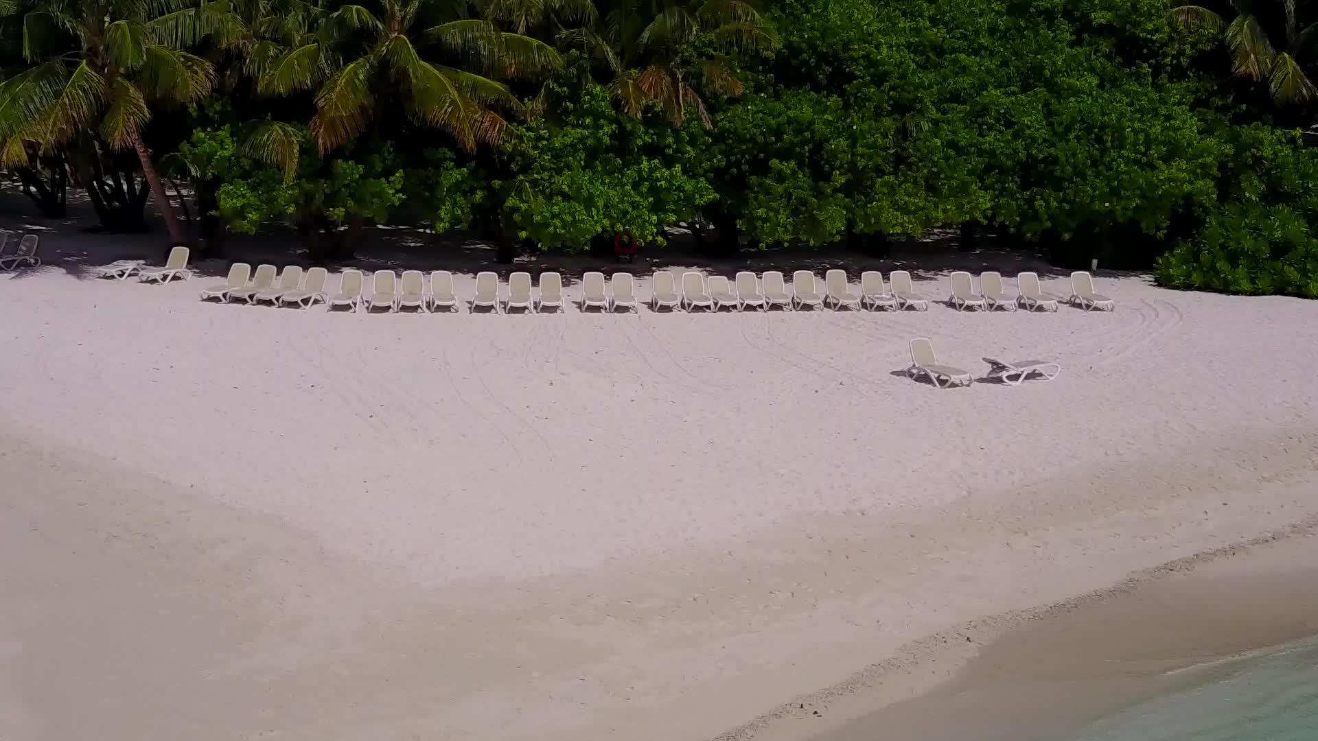 白沙背景蓝海度假海滩航行空中无人机景观视频的预览图