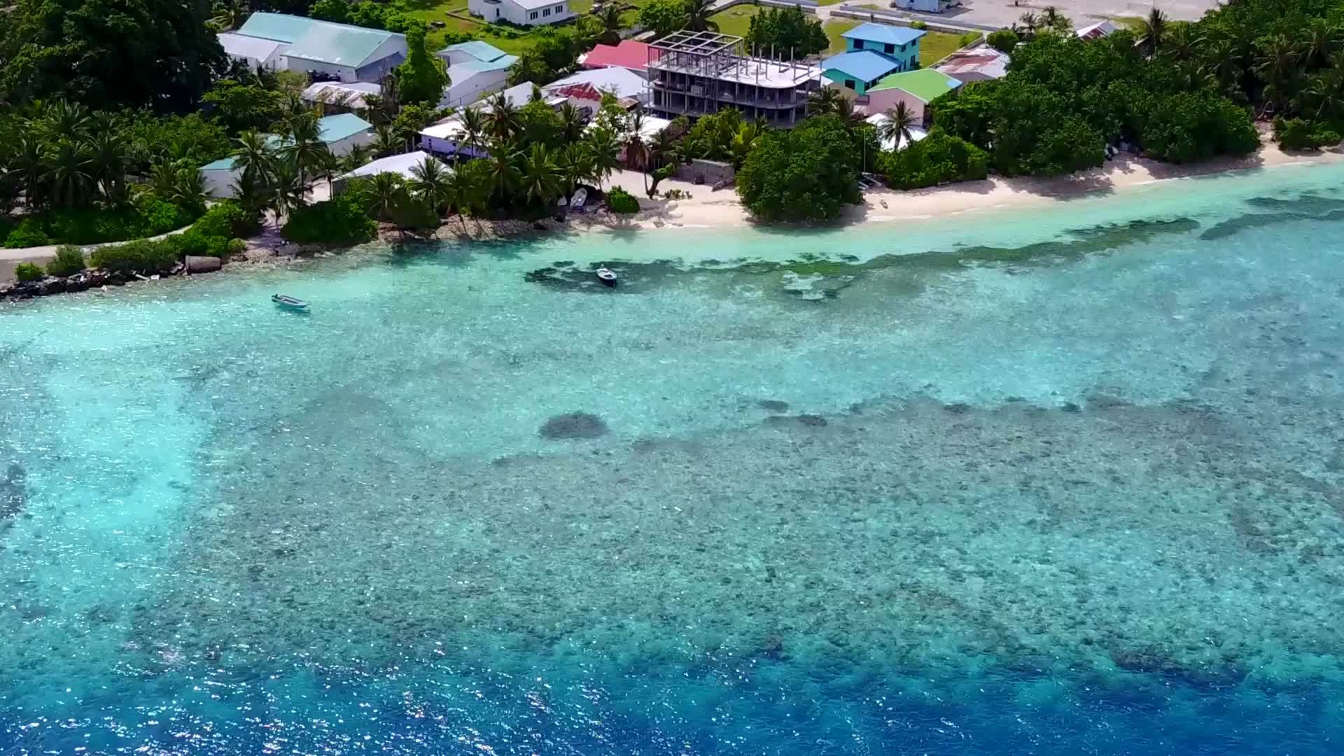 热带环礁湖的海滩之旅由绿海和白色海滩组成视频的预览图