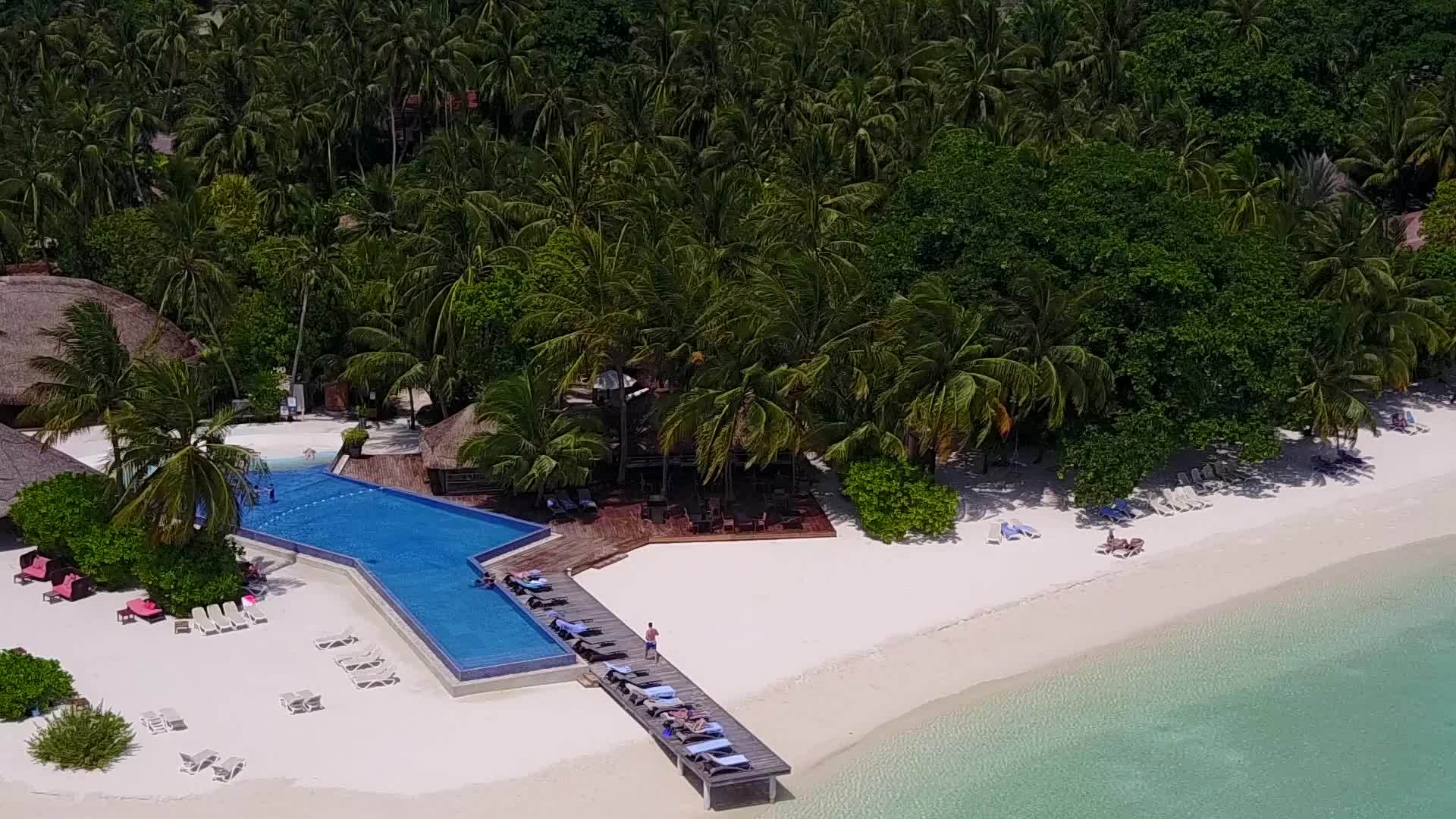 无人驾驶海平面蓝色海平面海滩时间以白沙为背景视频的预览图