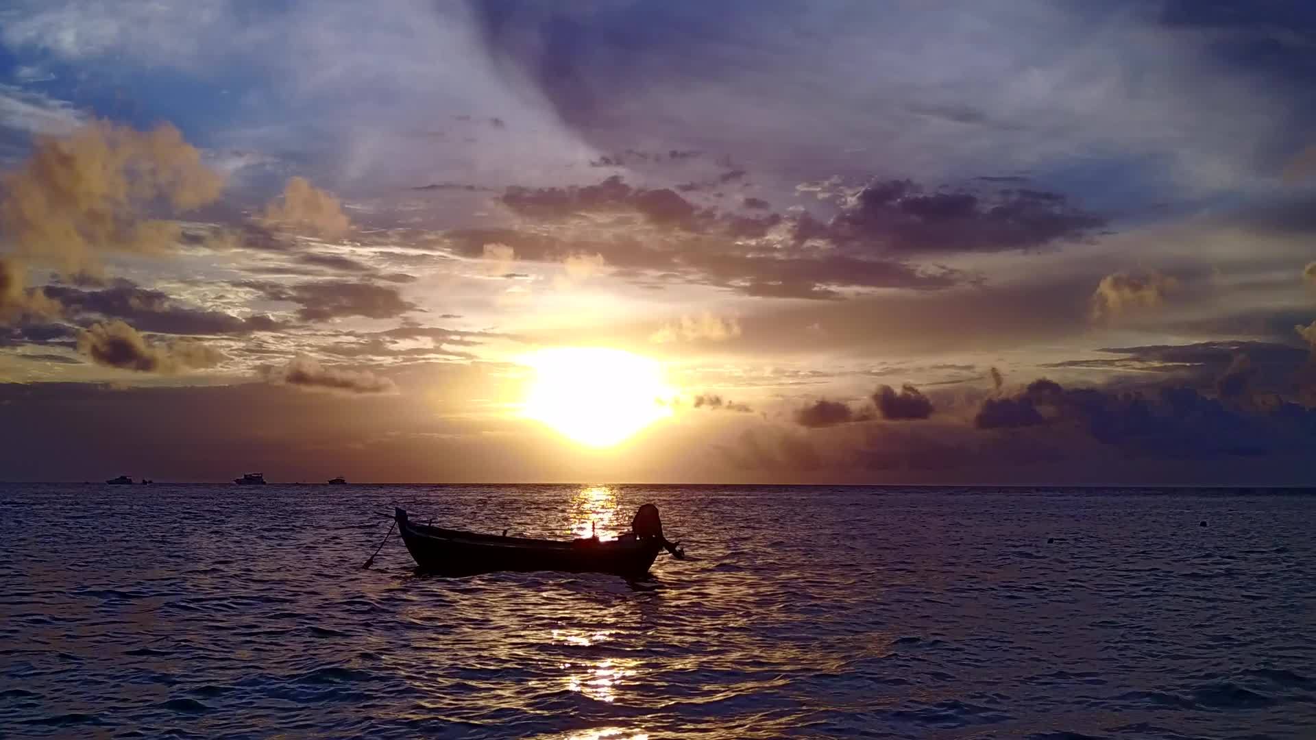 无人驾驶环礁和白沙为背景的海岸海滩航行视频的预览图