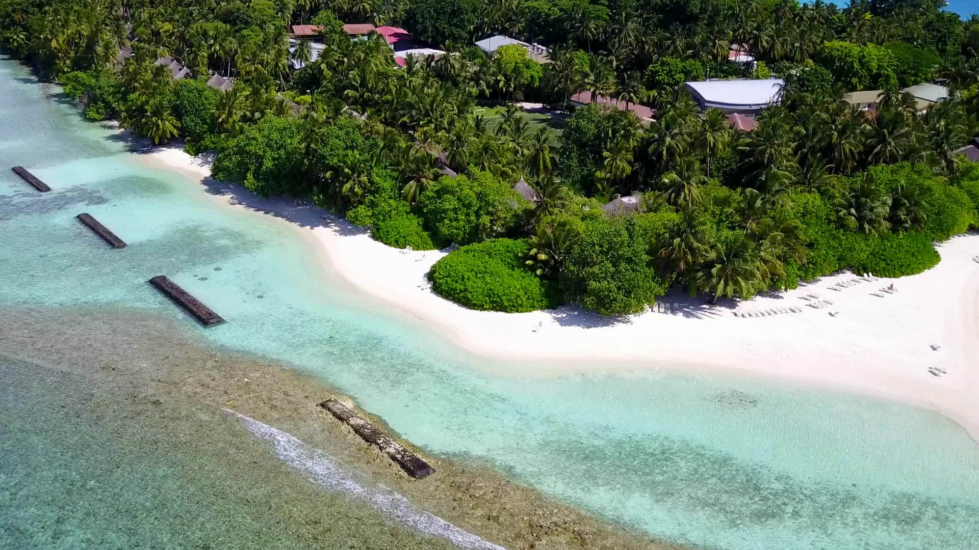 无人驾驶时间为蓝绿环礁湖和白沙背景视频的预览图