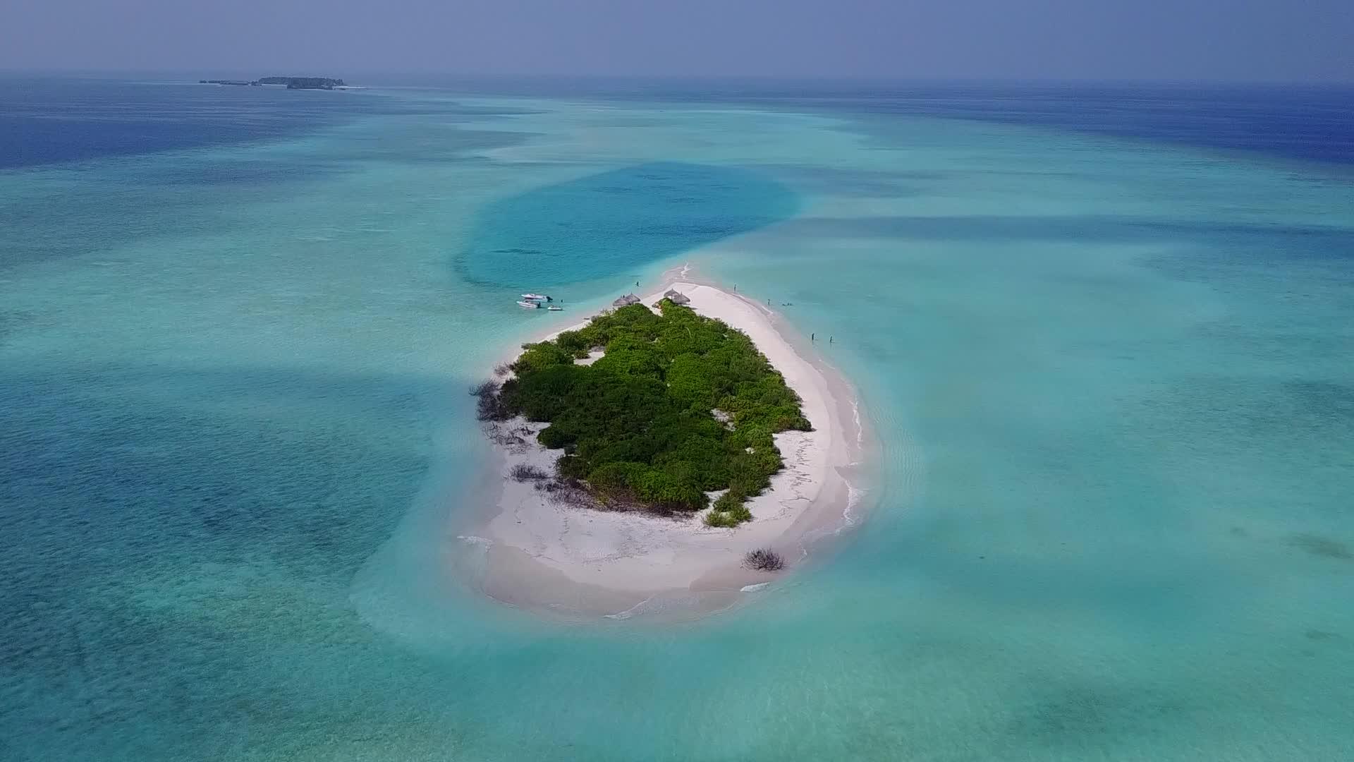 蓝色环礁湖和白色海滩背景的美丽度假胜地视频的预览图