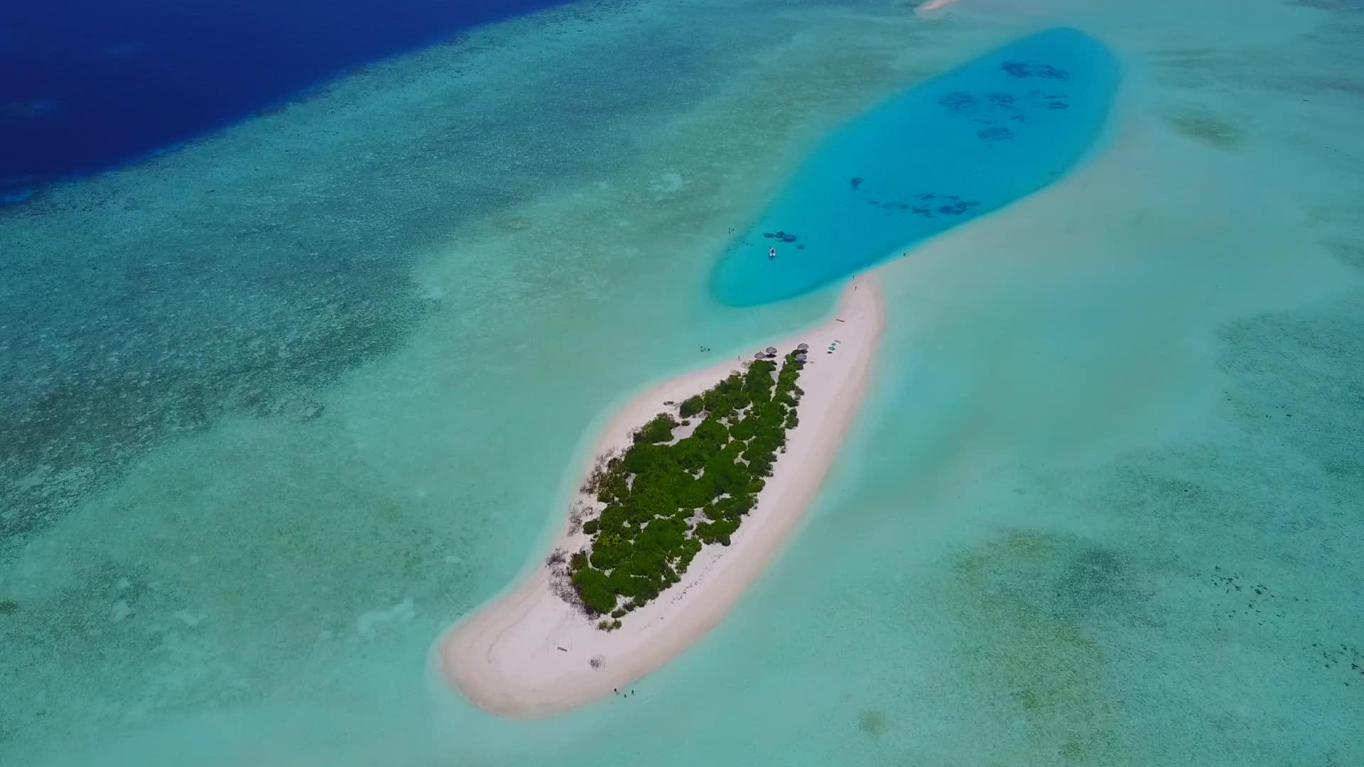 海洋湾海滩之旅的无人机天空从清澈的泻湖和干净的视频的预览图