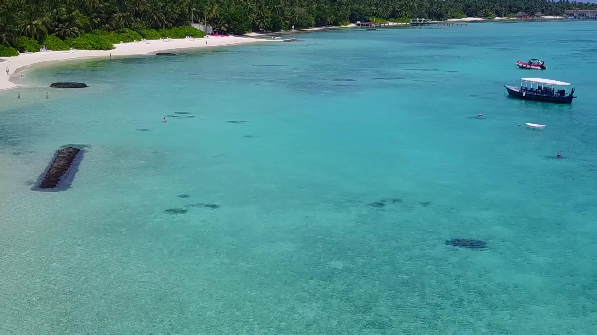 在绿松石泻湖和白色海滩的背景下完美的无人机海岸线海滩时间视频的预览图