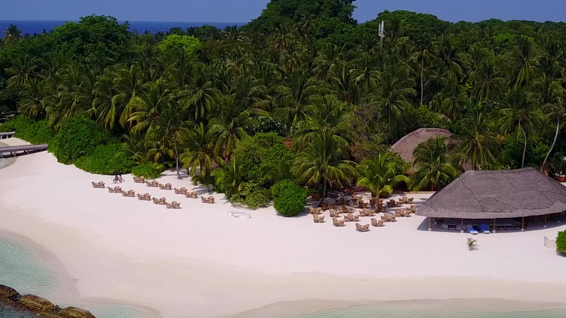 蓝海白沙背景下的异国情调海景海滩时间无人机旅行视频的预览图