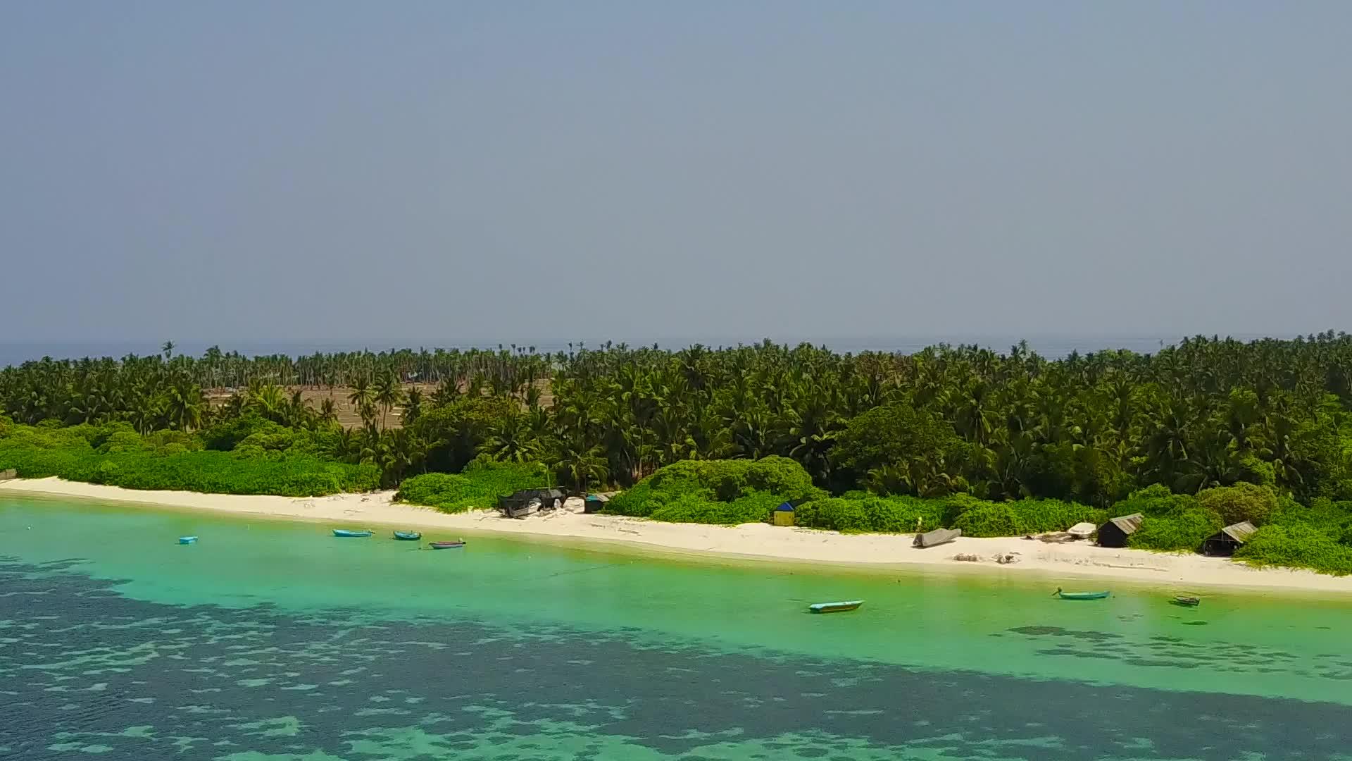 在蓝色的水和明亮的沙滩背景下美丽的海滩时间视频的预览图