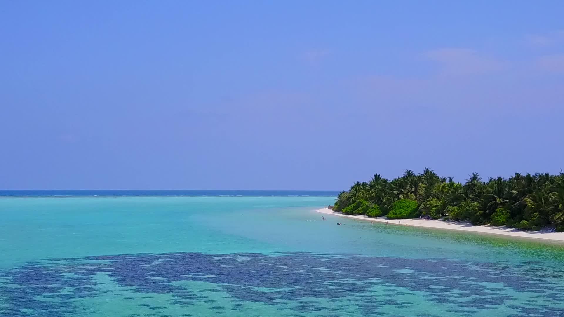 白沙背景蓝海豪华海滩之旅视频的预览图