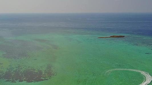 白沙背景蓝绿色海洋放松海岸线海滩野生动物空中旅行视频的预览图